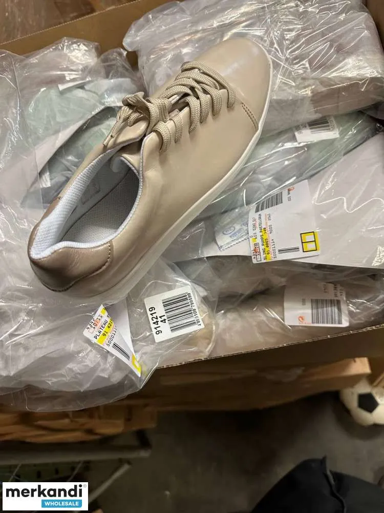 4 € el par en un conjunto de zapatos con variedad de modelos y tallas, paleta de stock restante, que incluye cartón mixto, zapat