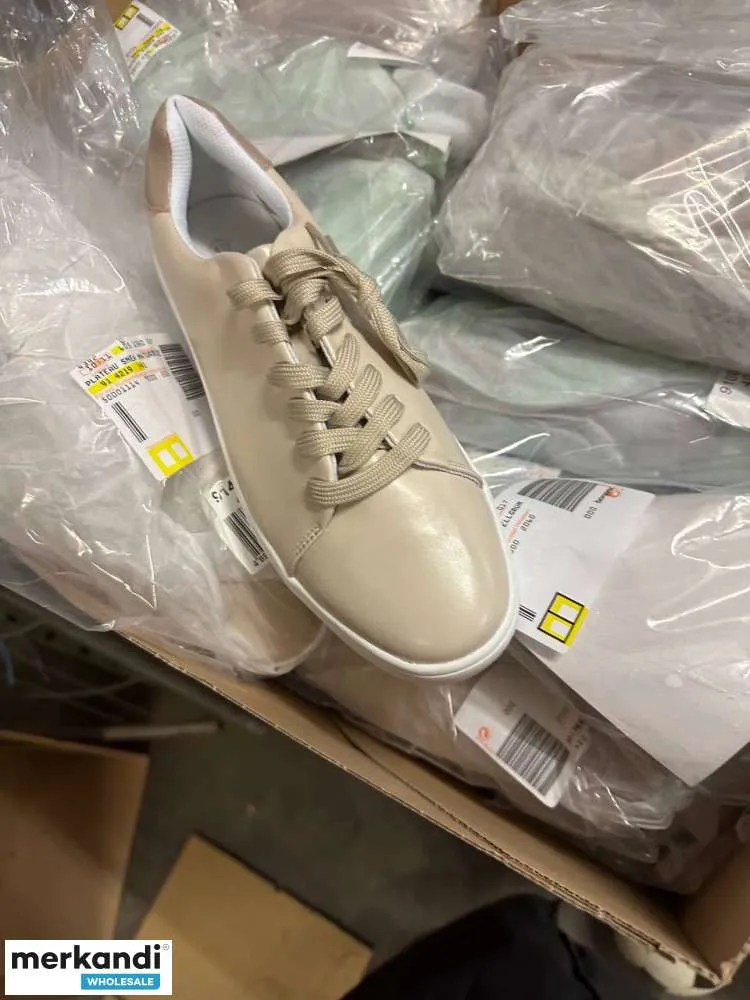 4 € el par en un conjunto de zapatos con variedad de modelos y tallas, paleta de stock restante, que incluye cartón mixto, zapat