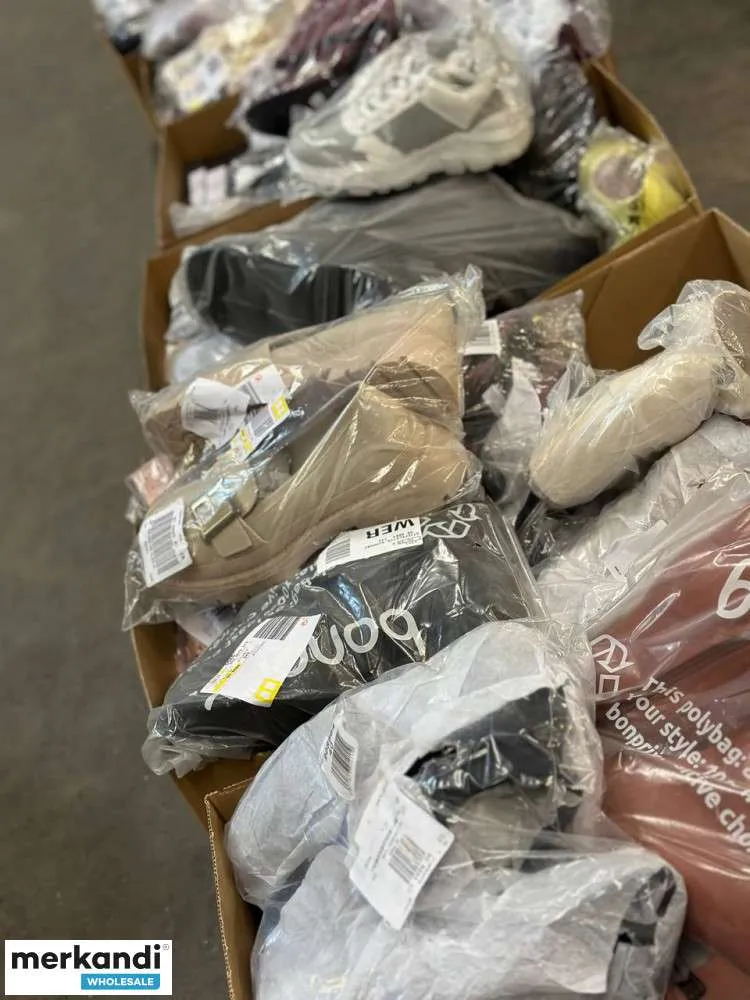 4 € el par en un conjunto de zapatos con variedad de modelos y tallas, paleta de stock restante, que incluye cartón mixto, zapat