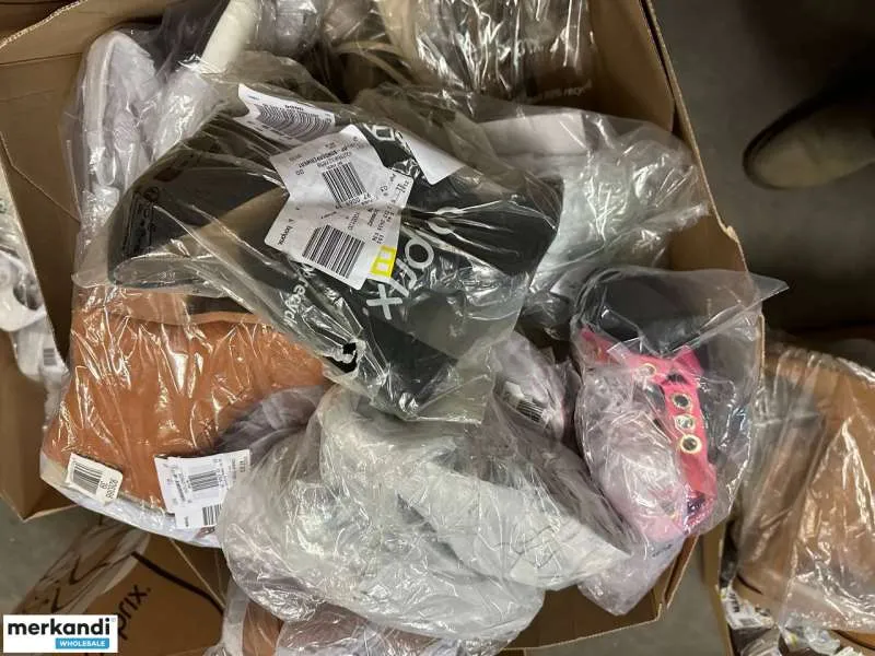 4 € por par en un conjunto de zapatos con variedad de modelos y tallas, palet de stock restante, que incluye cartón mixto, zapat