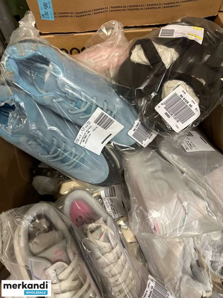 4 € por par en un conjunto de zapatos con variedad de modelos y tallas, paleta de stock restante, que incluye cartón mixto, zapa