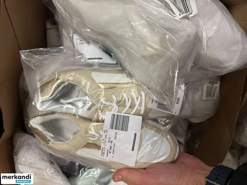 4 € por par en una elegante mezcla de zapatos con una amplia gama de modelos y tamaños, que incluyen liquidación, A Ware, Mix Ca