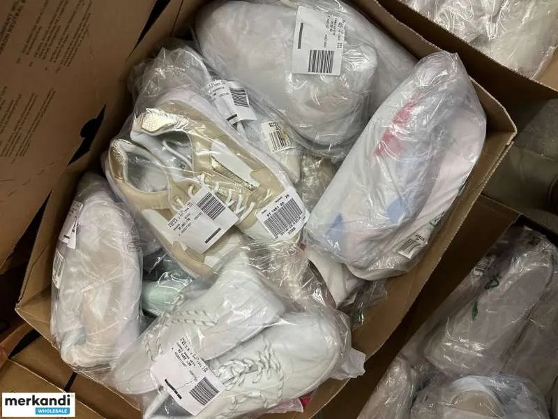 4 € por par en una elegante mezcla de zapatos con una amplia gama de modelos y tamaños, que incluyen liquidación, A Ware, Mix Ca