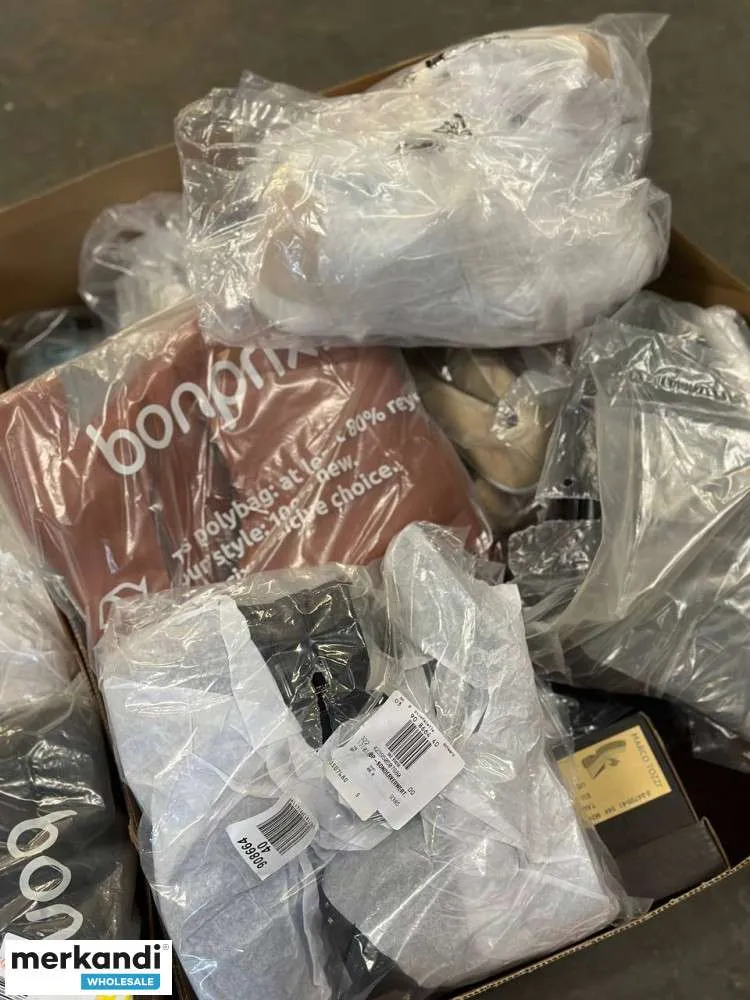 4 € por par en una mezcla de zapatos que incluye diferentes modelos y tallas, incluidos zapatos de hombre, caja mixta, mercancía