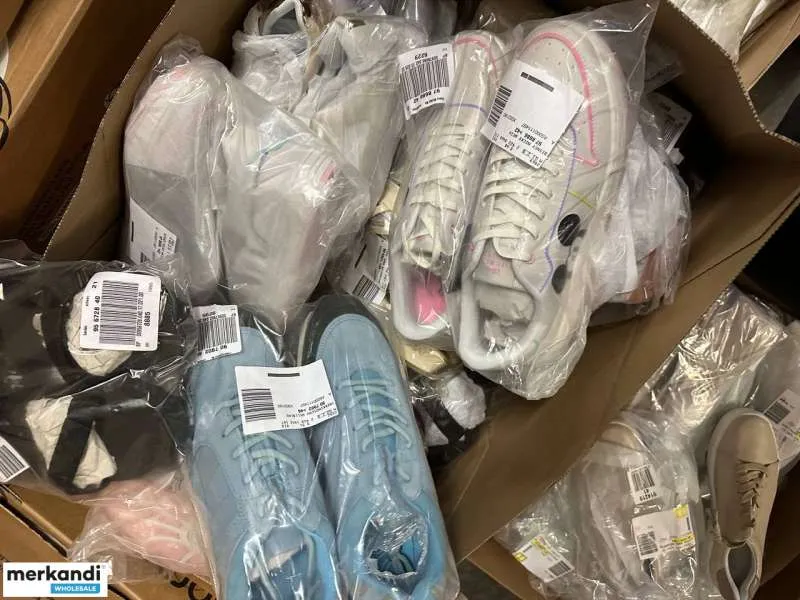 4 € por par en una mezcla de zapatos, una mercancía que incluye diferentes modelos y tallas, incluyendo zapatos de hombre, palet