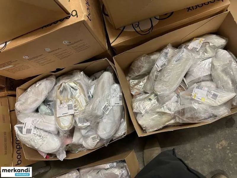 4 € por par en una mezcla de zapatos versátil con diferentes tamaños y elementos como cartón mixto, mercancía A, palet de liquid