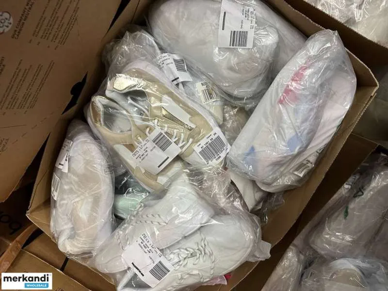 4 € por par en una mezcla de zapatos versátil con diferentes tamaños y elementos como cartón mixto, mercancía A, palet de liquid