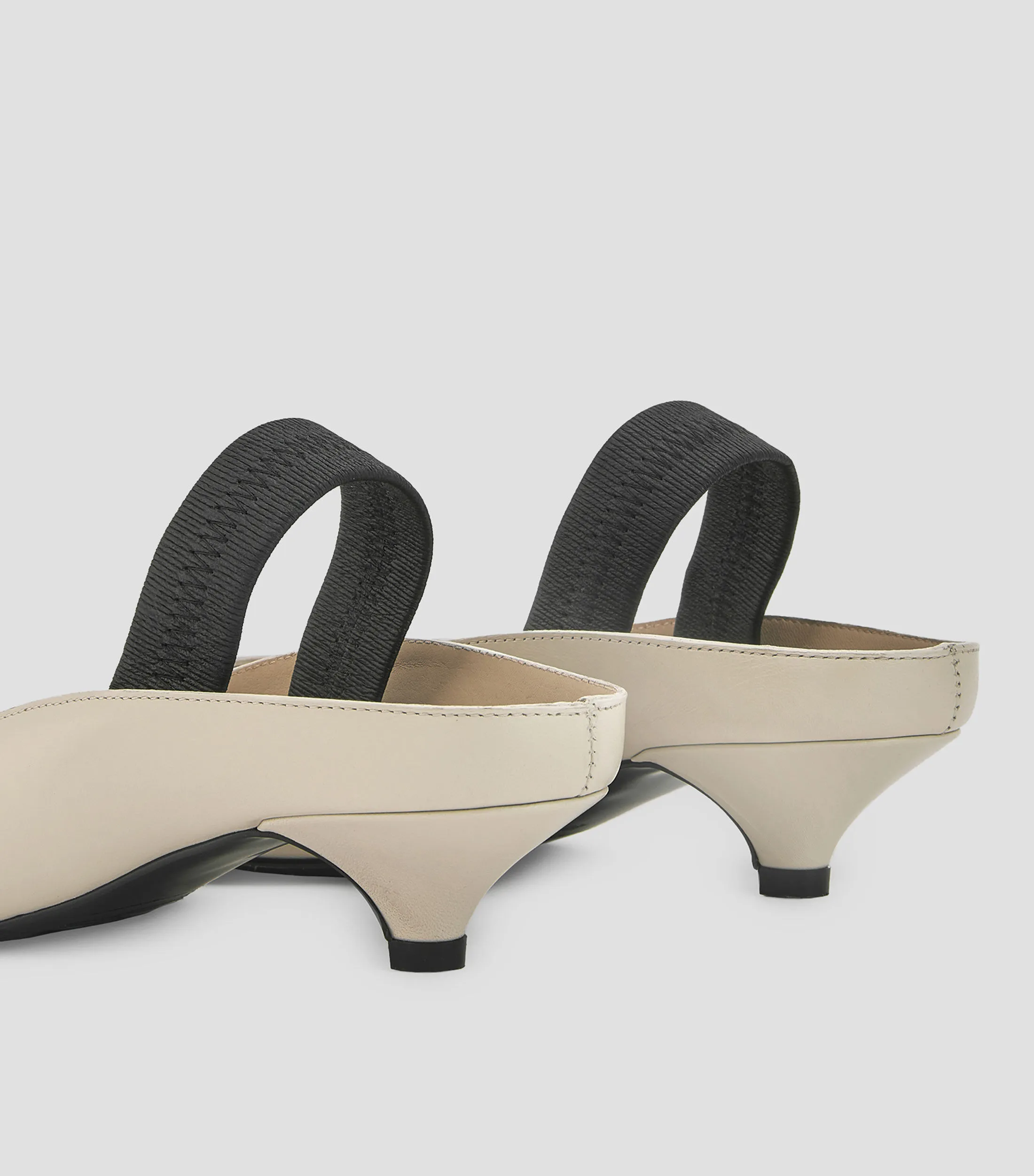 Adolfo Dominguez Zapatillas D'orsay con tacón bajo ancho Mujer