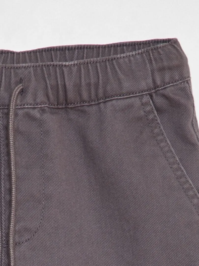 BERMUDAS RECTAS CON BOLSILLOS EN LOS LATERALES  GRIS
