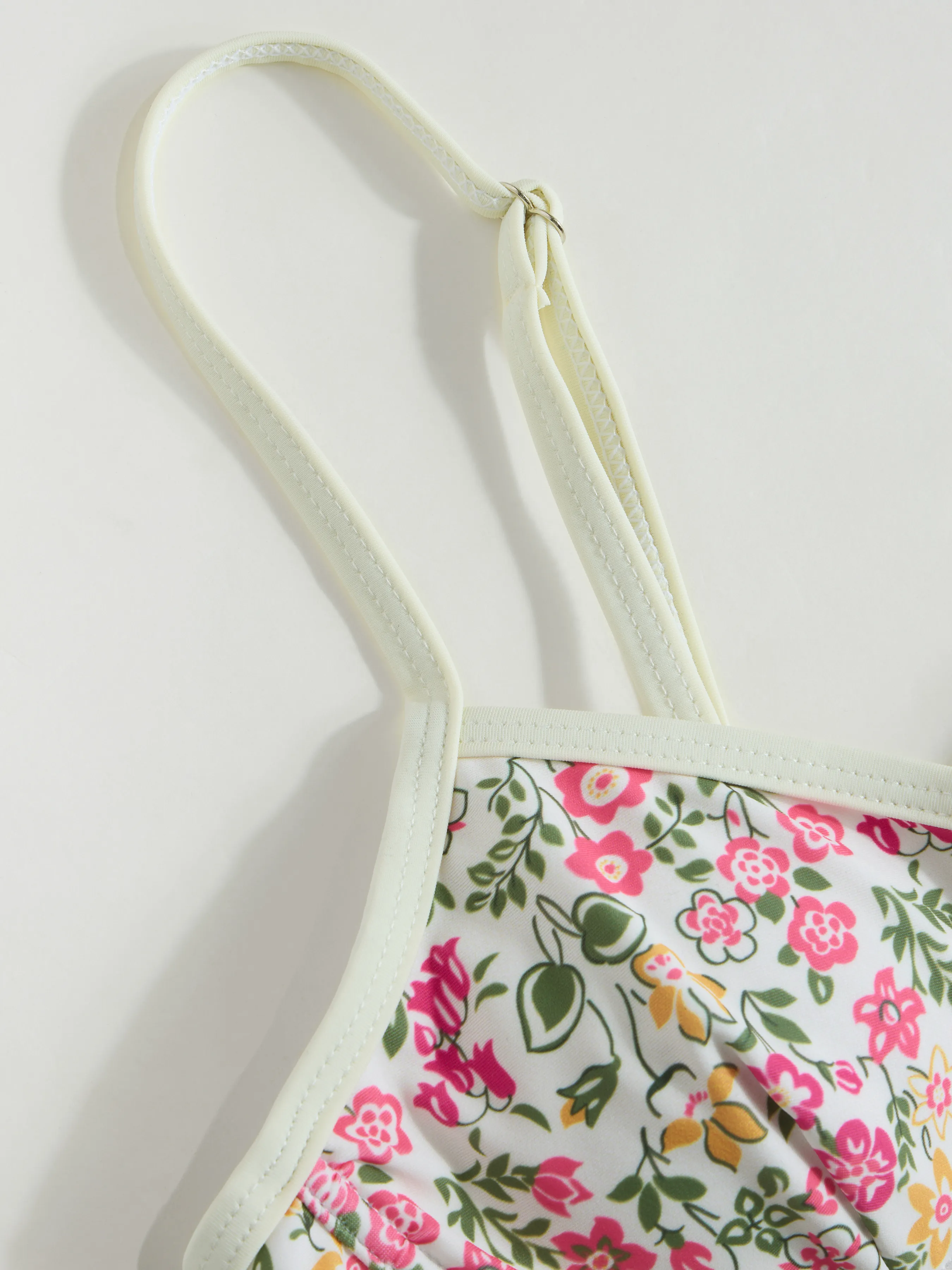 Bikini con aros y escote en V de estampado floral
