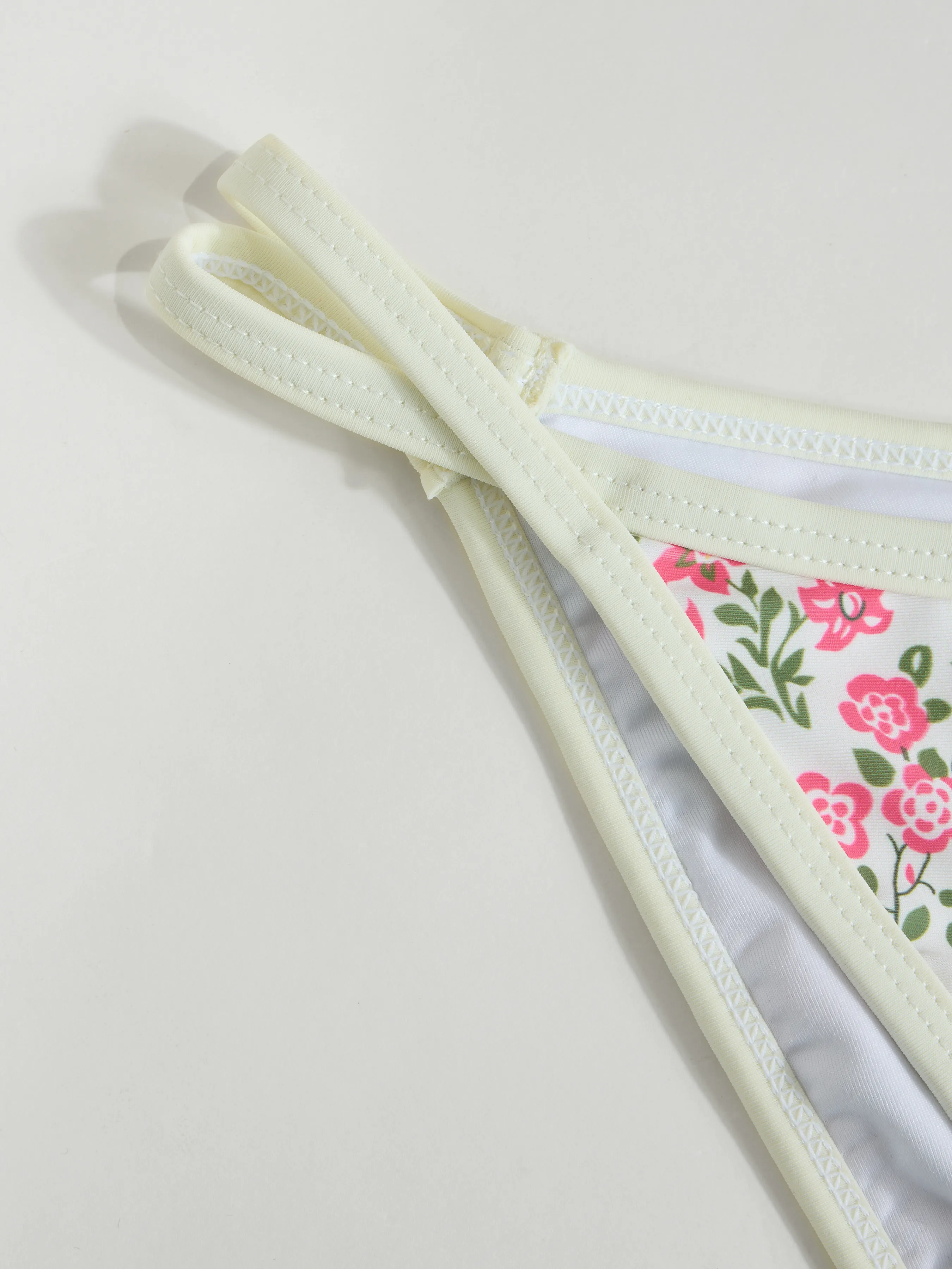 Bikini con aros y escote en V de estampado floral