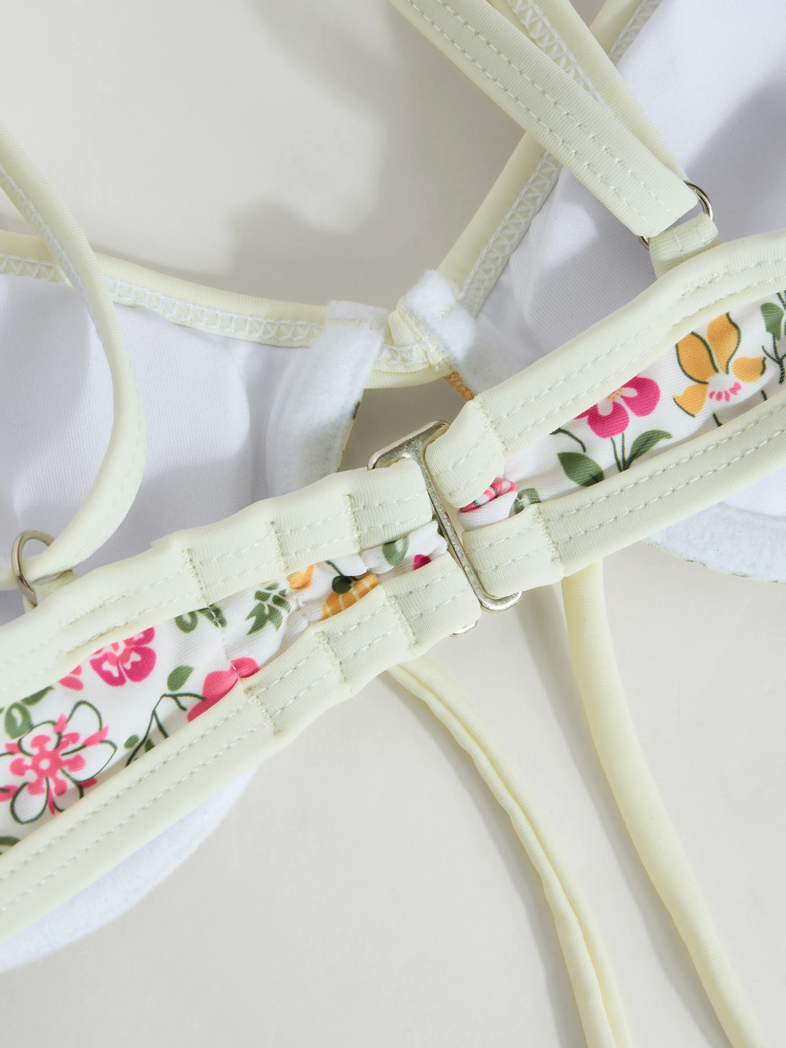 Bikini con aros y escote en V de estampado floral