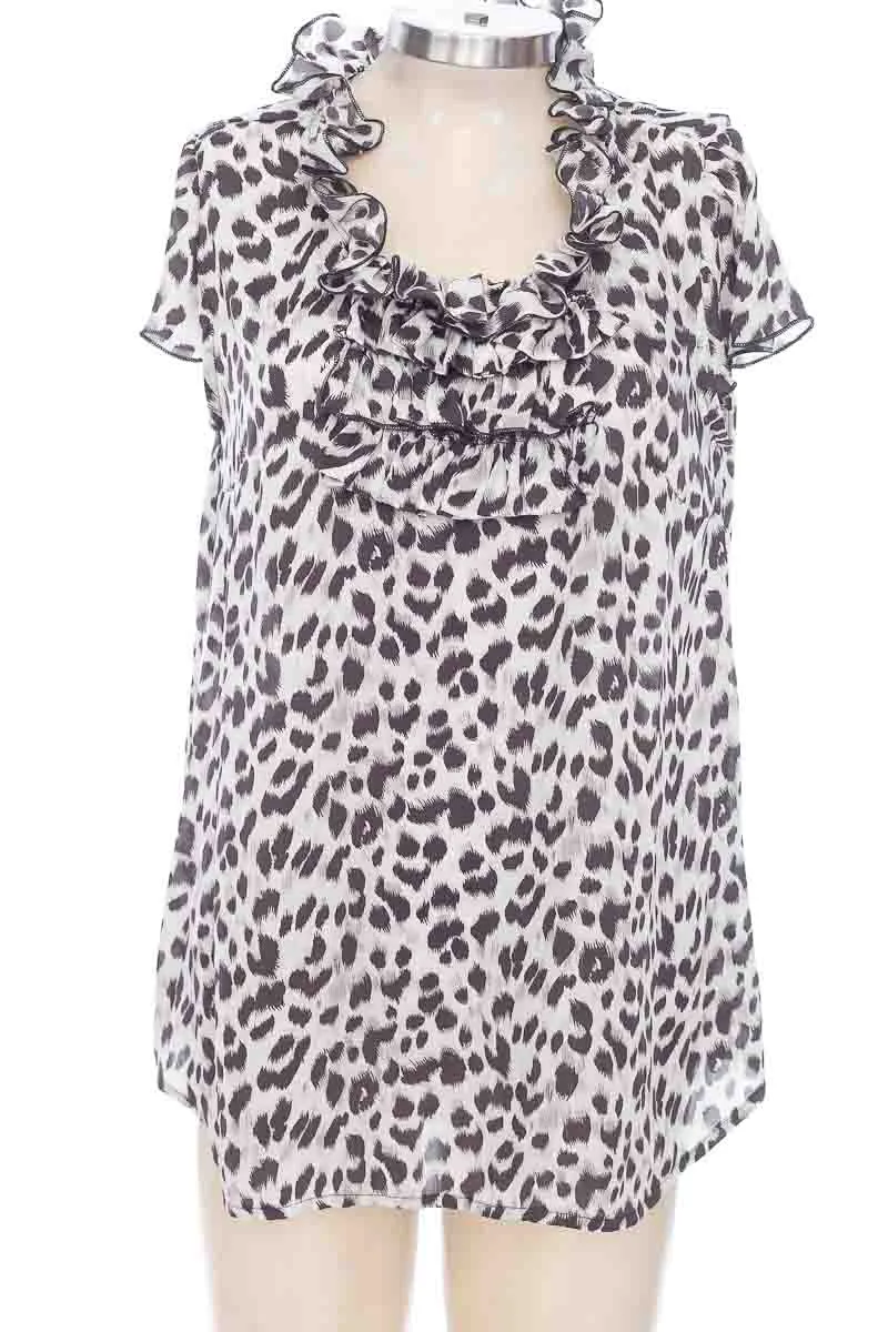 BLUSA COLOR GRIS  CLOSEANDO