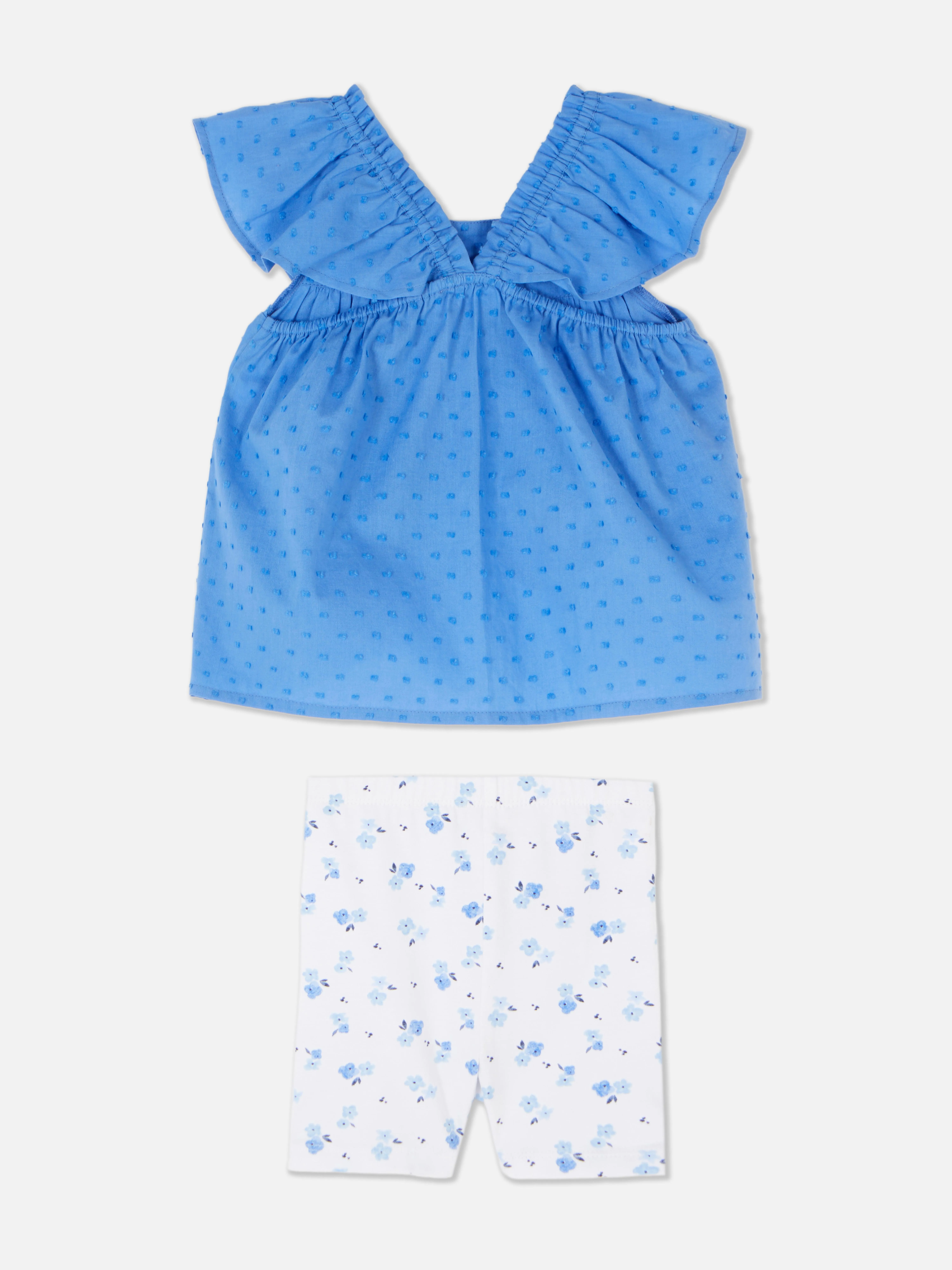 Blusa con volantes y pantalones cortos con flores