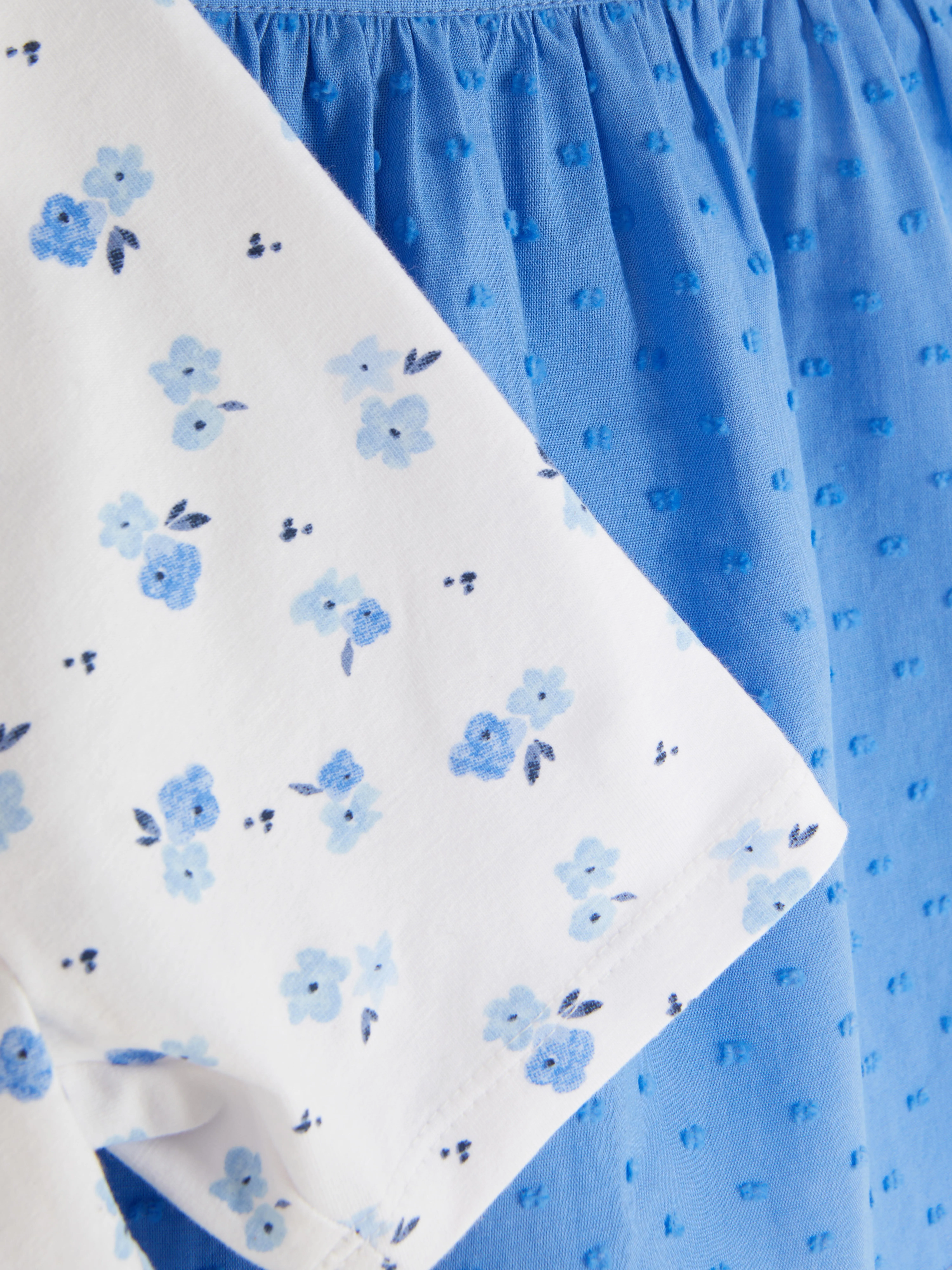 Blusa con volantes y pantalones cortos con flores