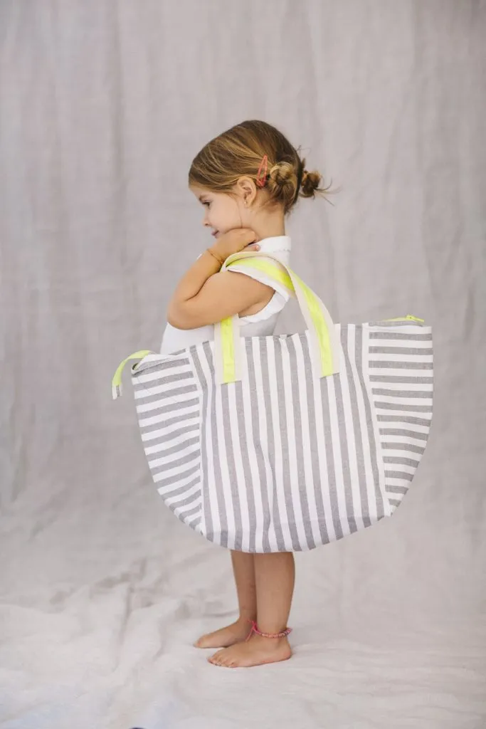 Bolsa de playa para niños de lino resinado rayas grises y flúor