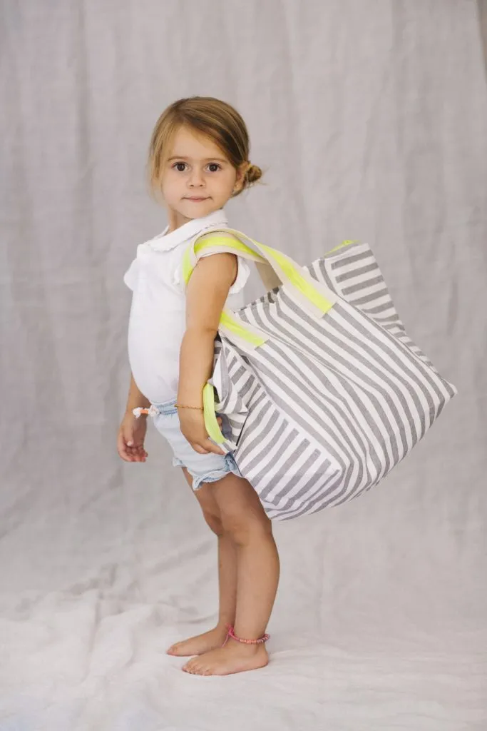 Bolsa de playa para niños de lino resinado rayas grises y flúor