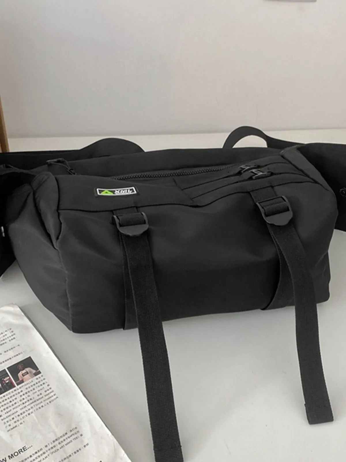 Bolso bandolera grande de nailon con correa con hebilla