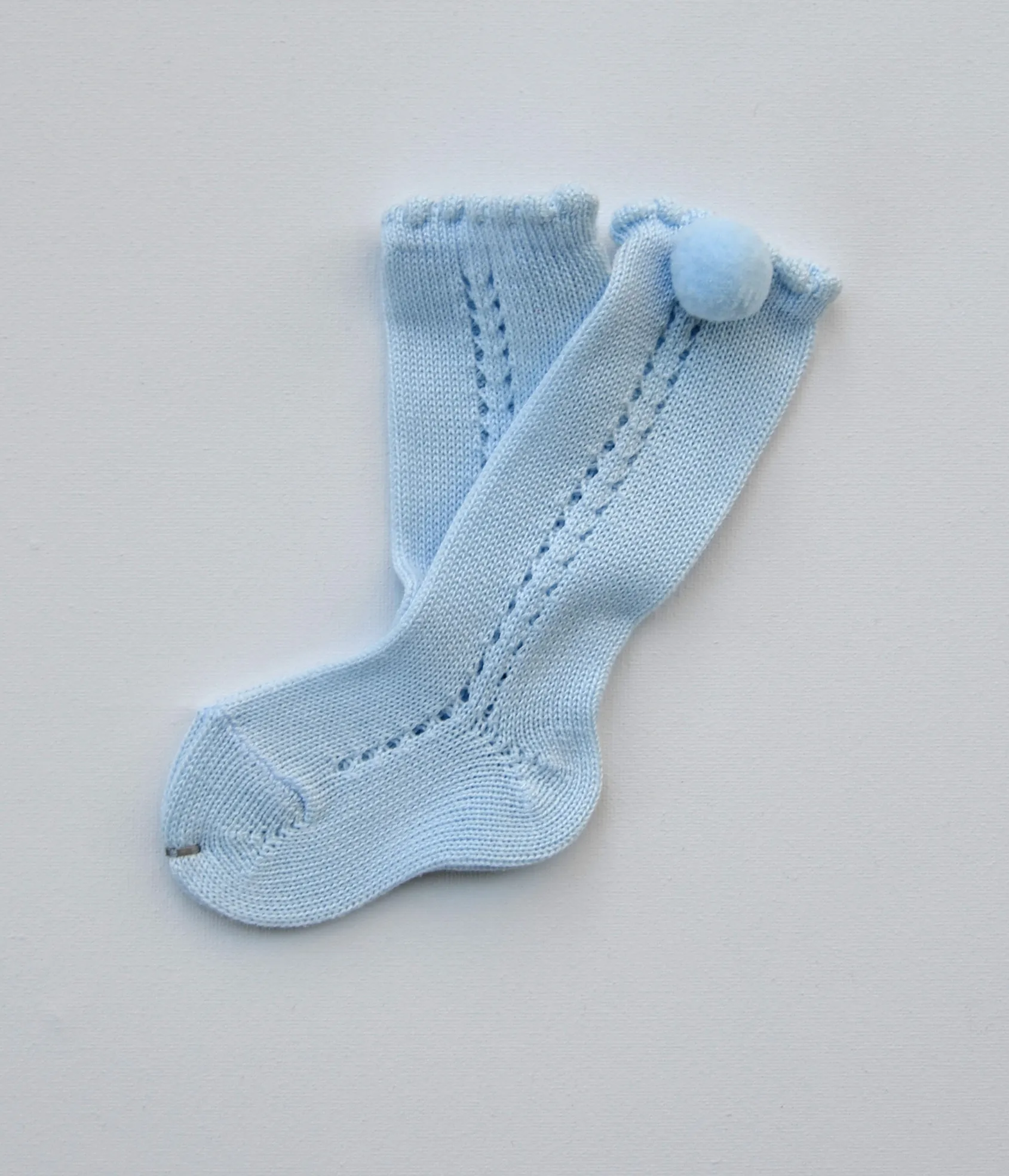 CALCETIN ALTO CALADO CON POMPóN. UNISEX. VARIOS COLORES. PV