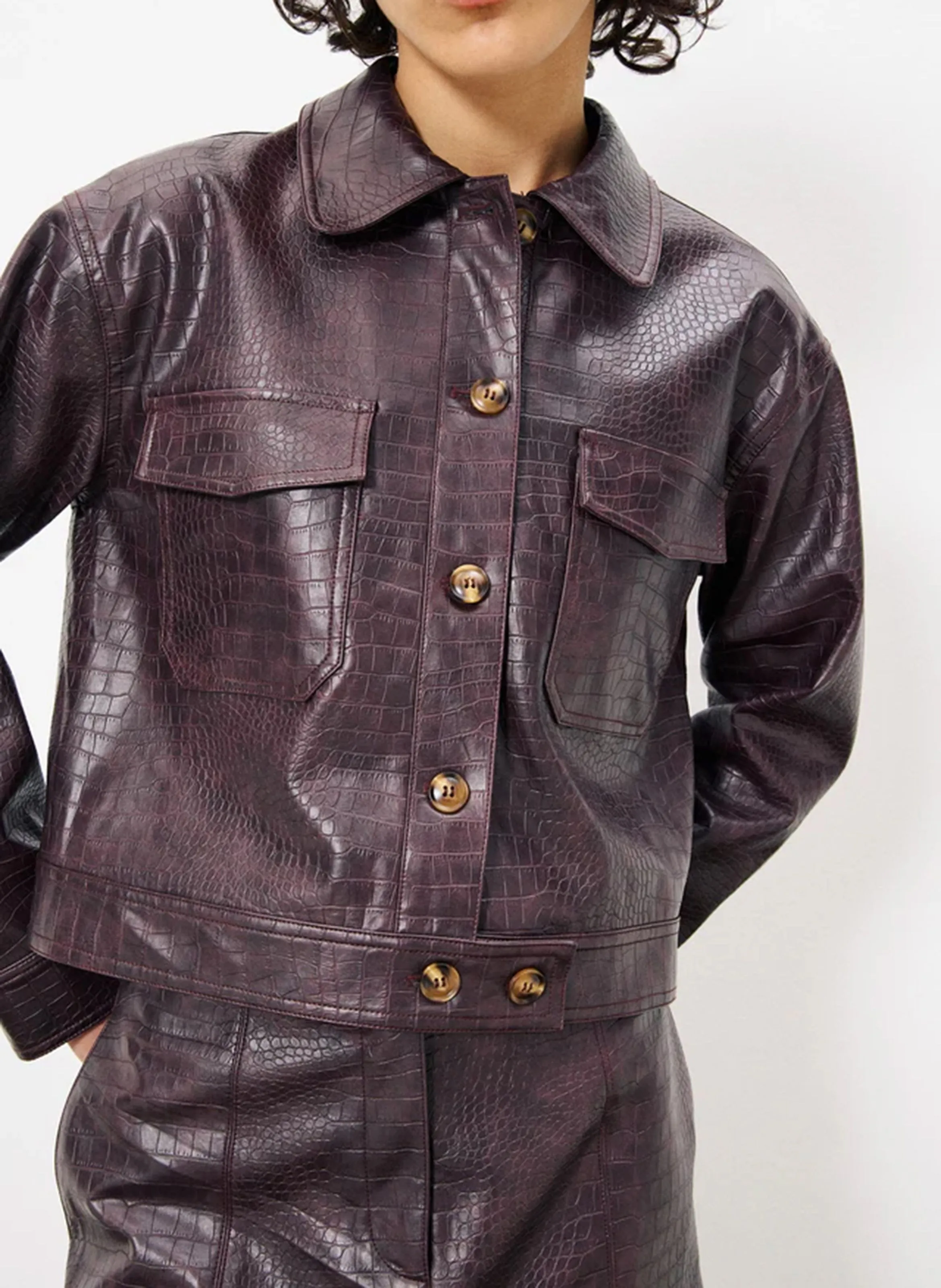 CALIXA  CHAQUETA CORTA DE EFECTO CUERO DE COCODRILO EN MARRON
