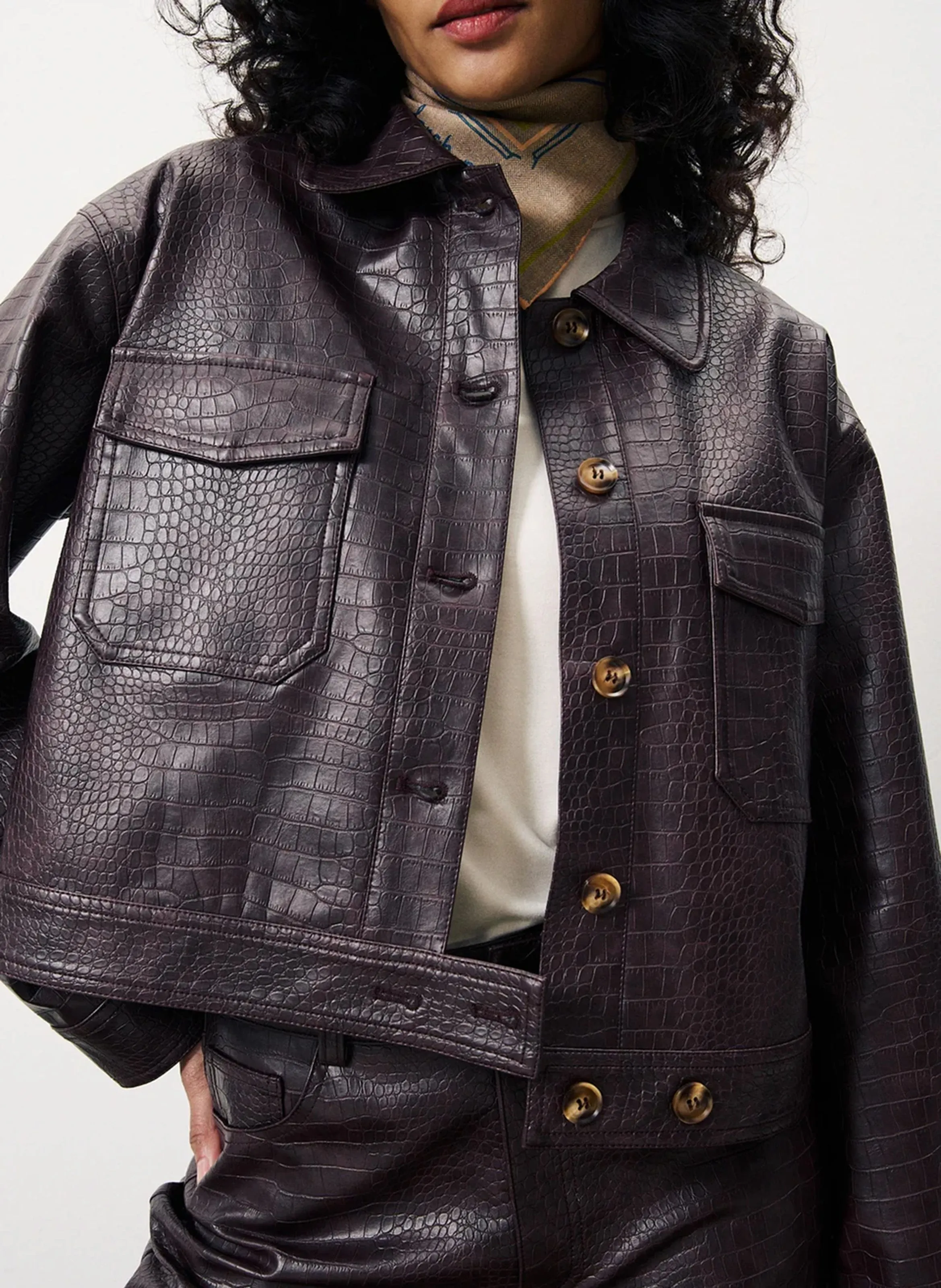CALIXA  CHAQUETA CORTA DE EFECTO CUERO DE COCODRILO EN MARRON