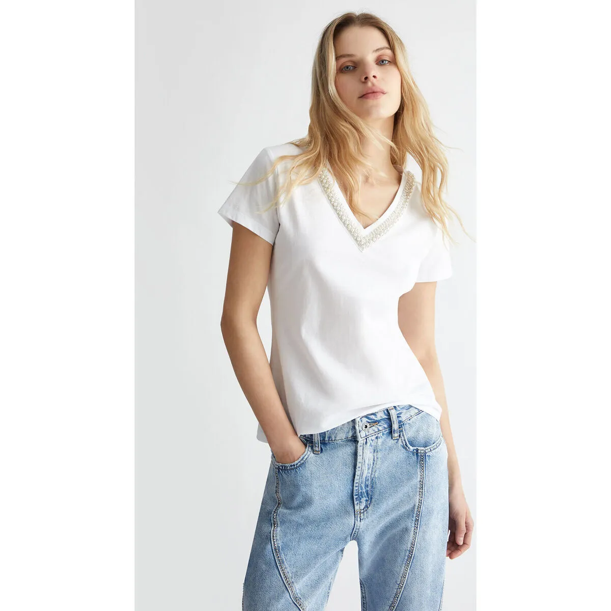 Camiseta con bordado decorativo