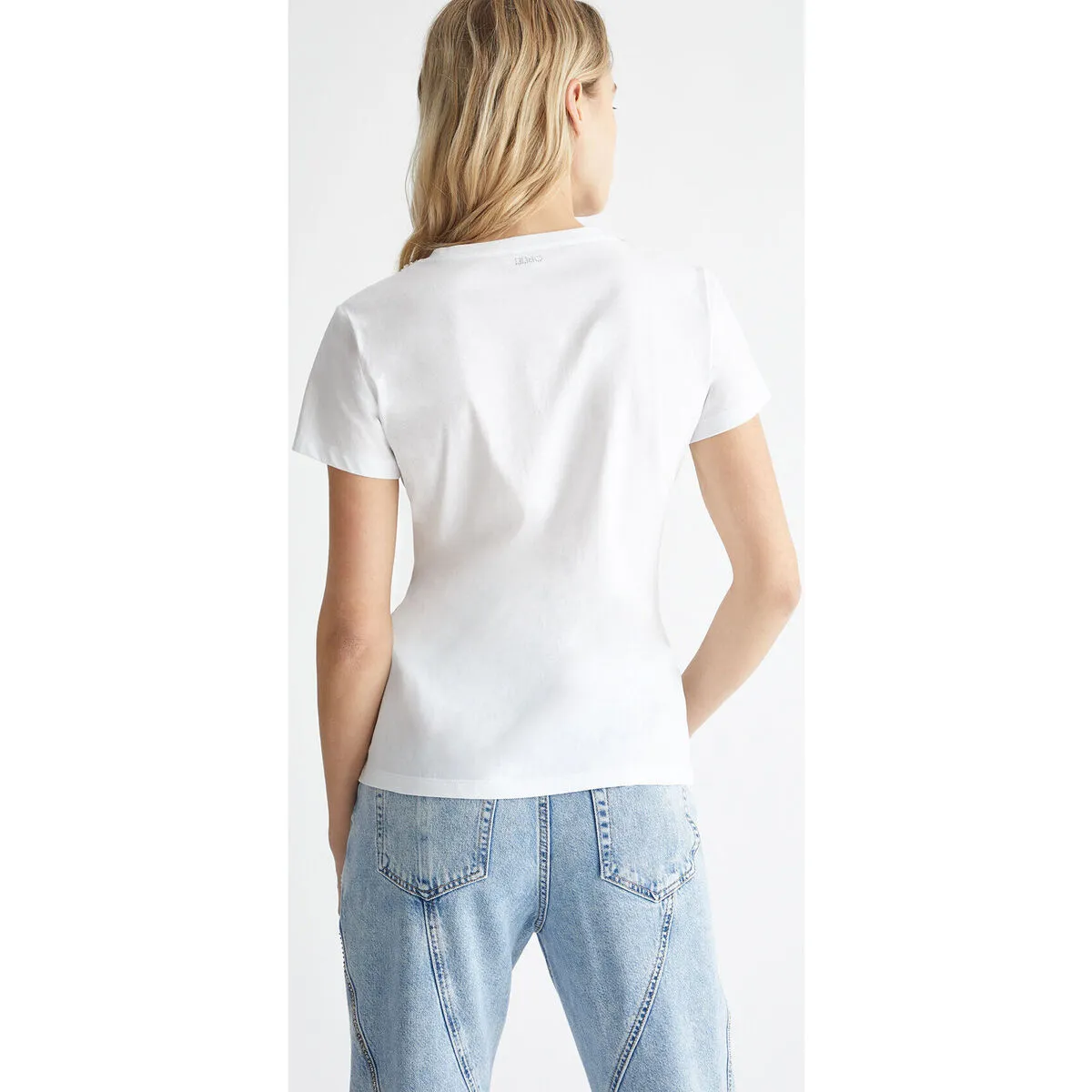 Camiseta con bordado decorativo