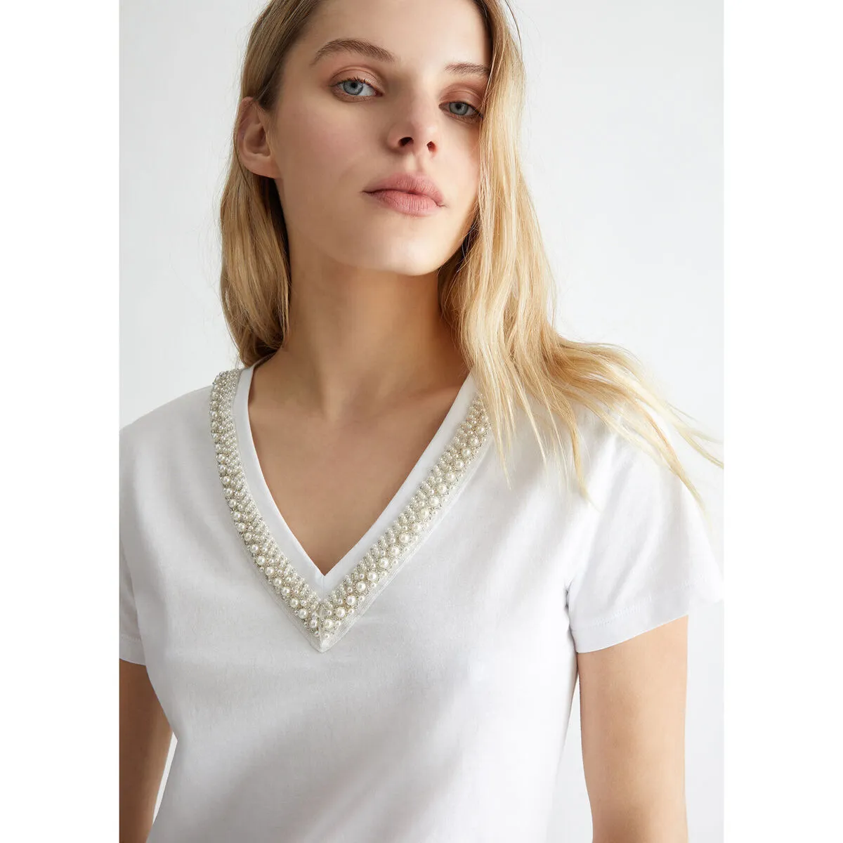 Camiseta con bordado decorativo