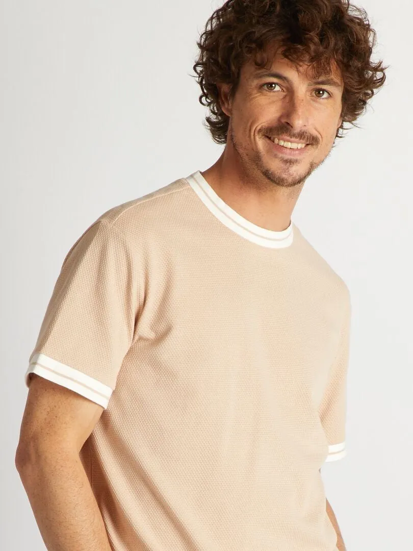 CAMISETA CON TEXTURA Y RIBETES EN CONTRASTE  BEIGE
