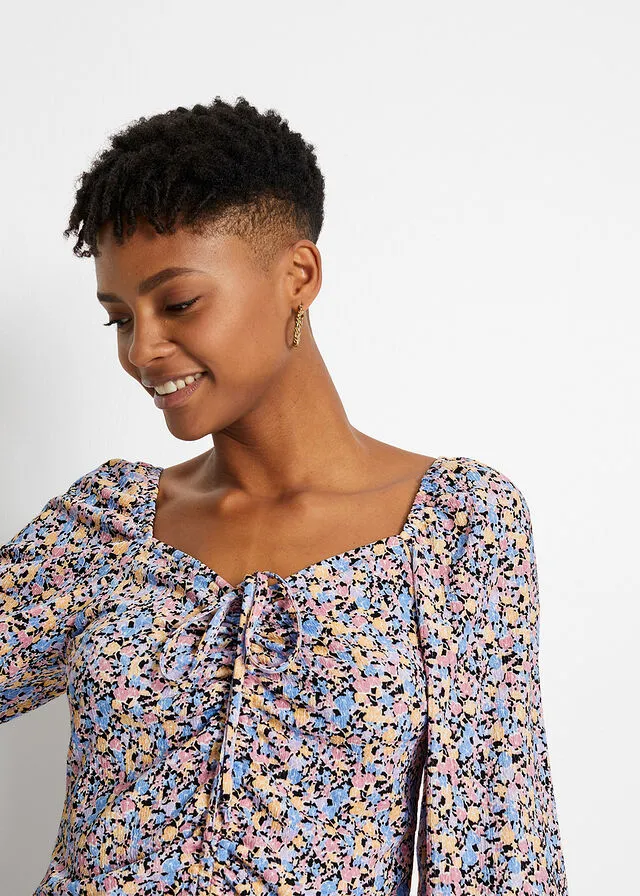 CAMISETA ESTAMPADA CON FRUNCIDO ROSA BRILLANTENEGRO CON FLORES