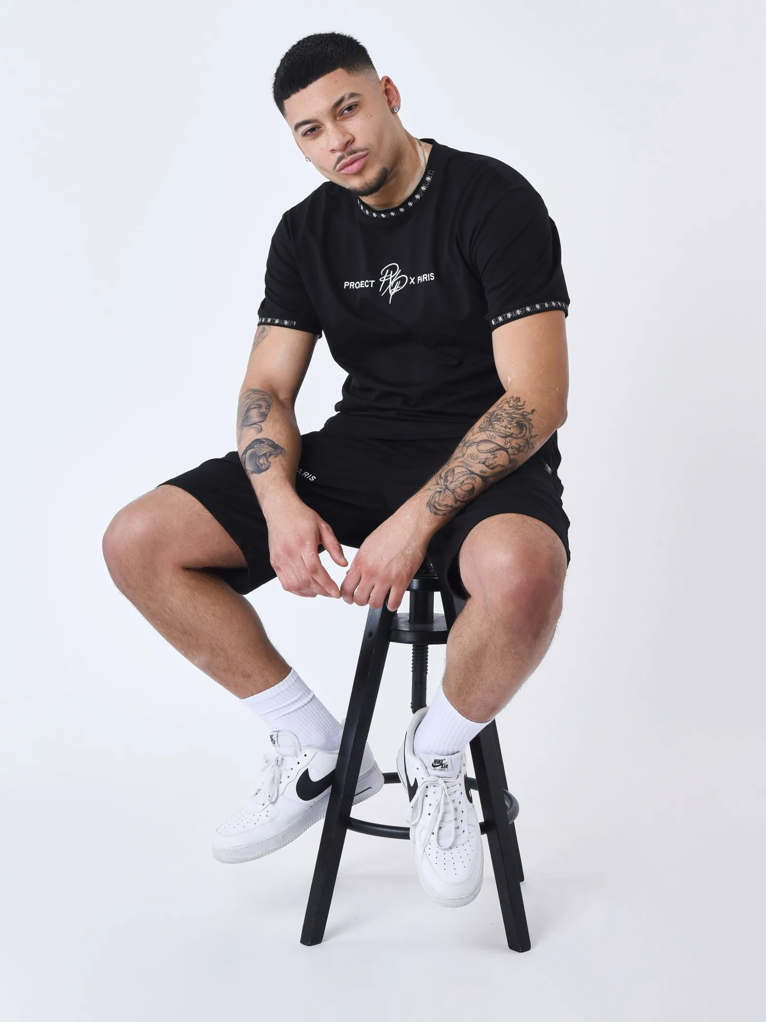 Camiseta lisa con banda con logotipo