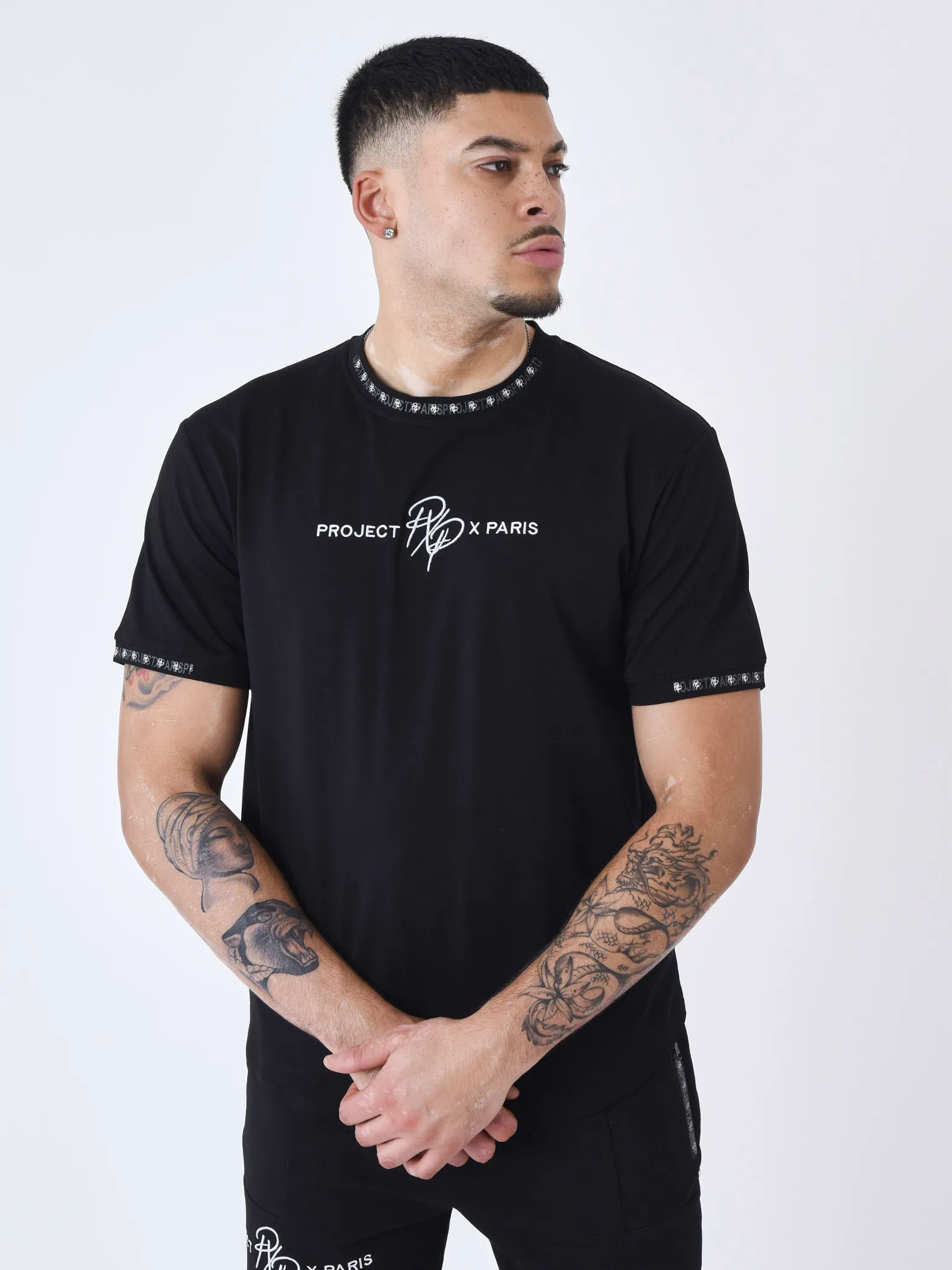 Camiseta lisa con banda con logotipo