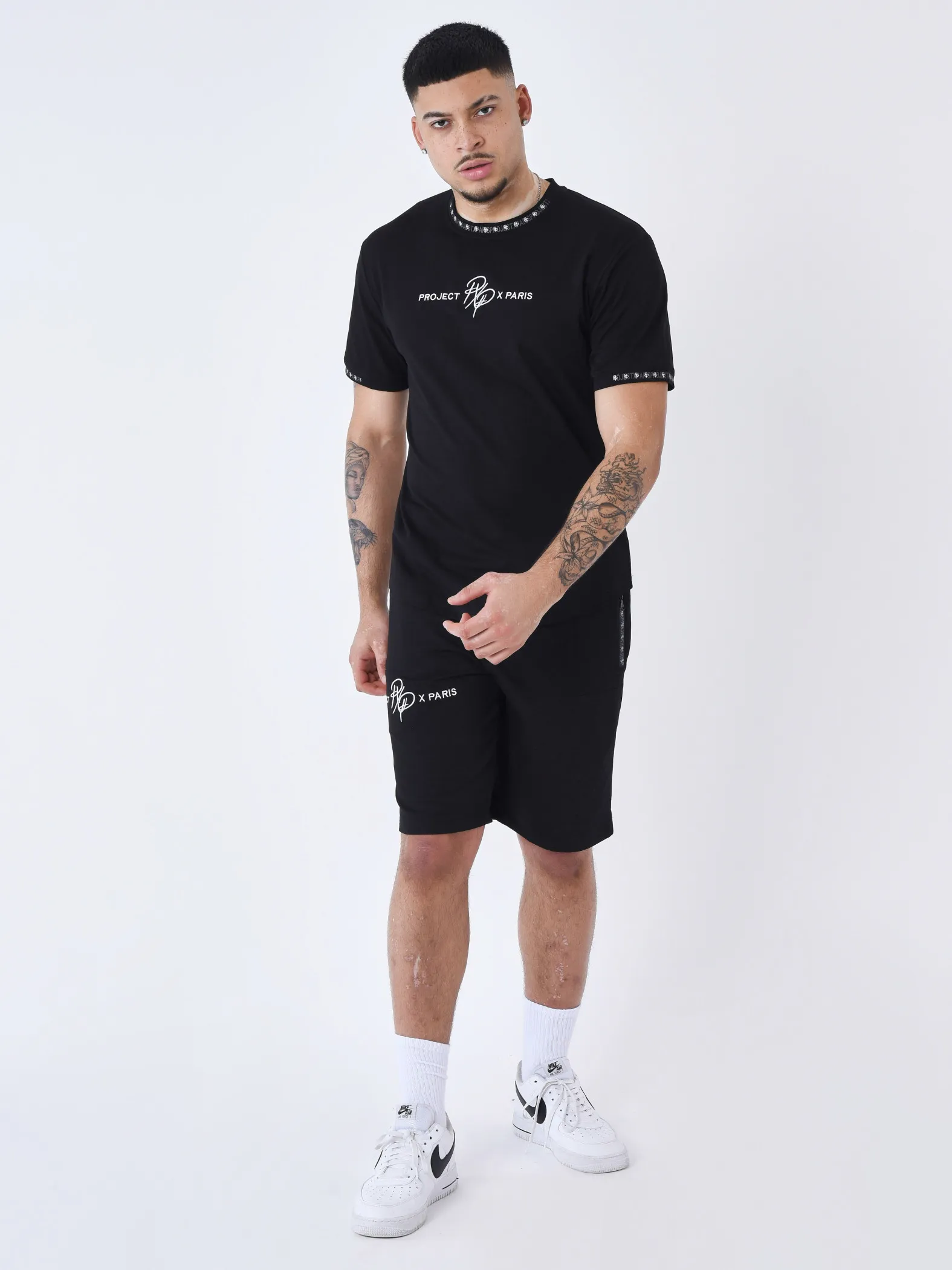 Camiseta lisa con banda con logotipo