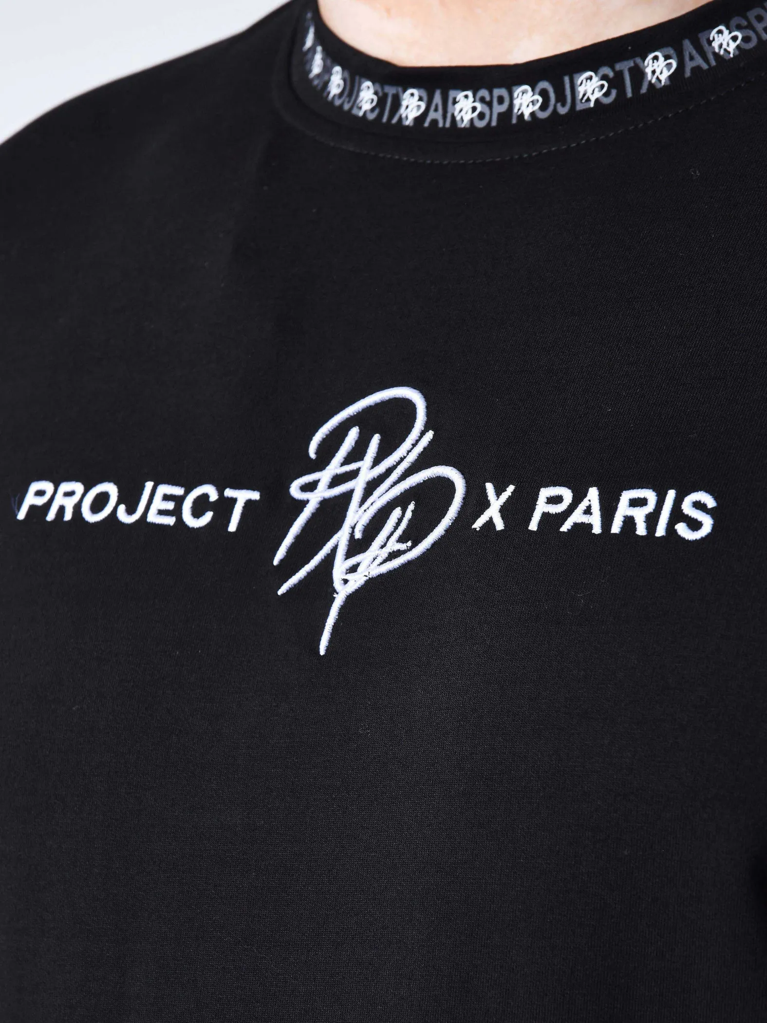 Camiseta lisa con banda con logotipo