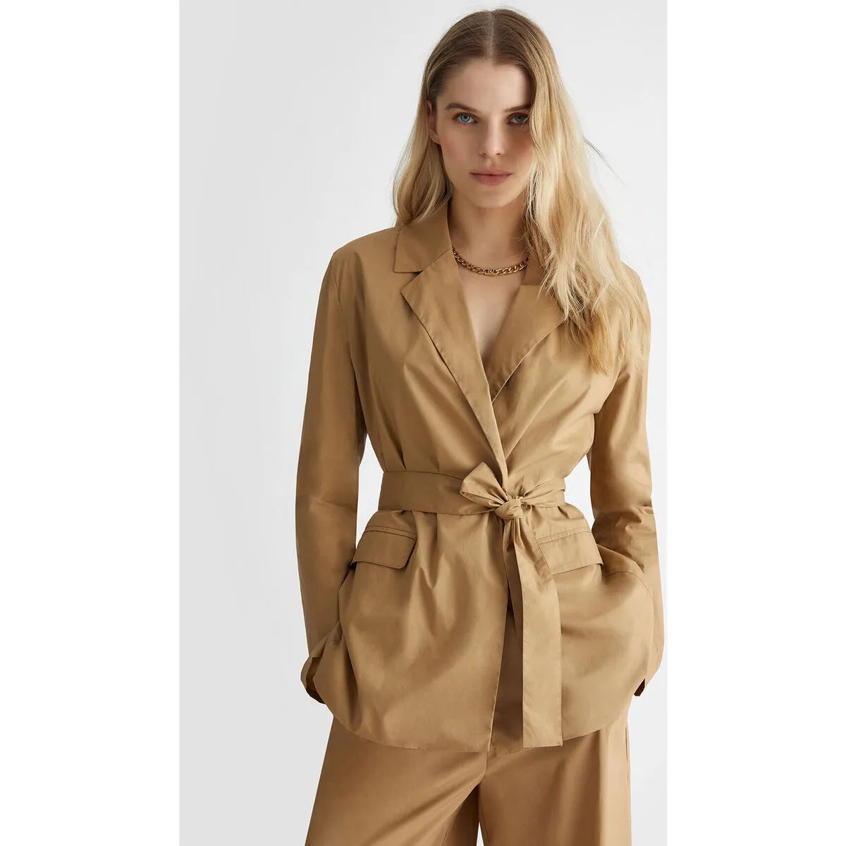 Chaqueta con cinturón