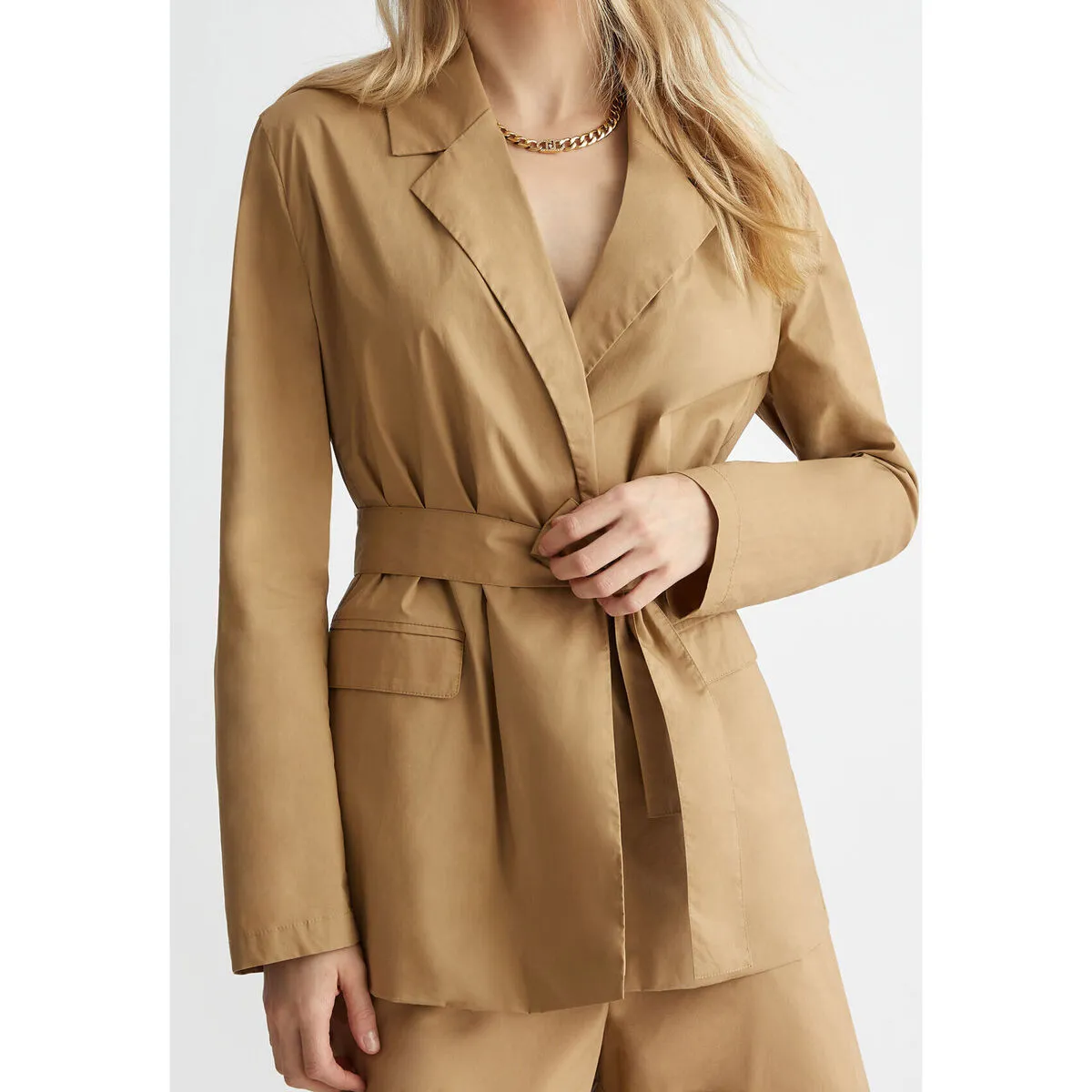 Chaqueta con cinturón
