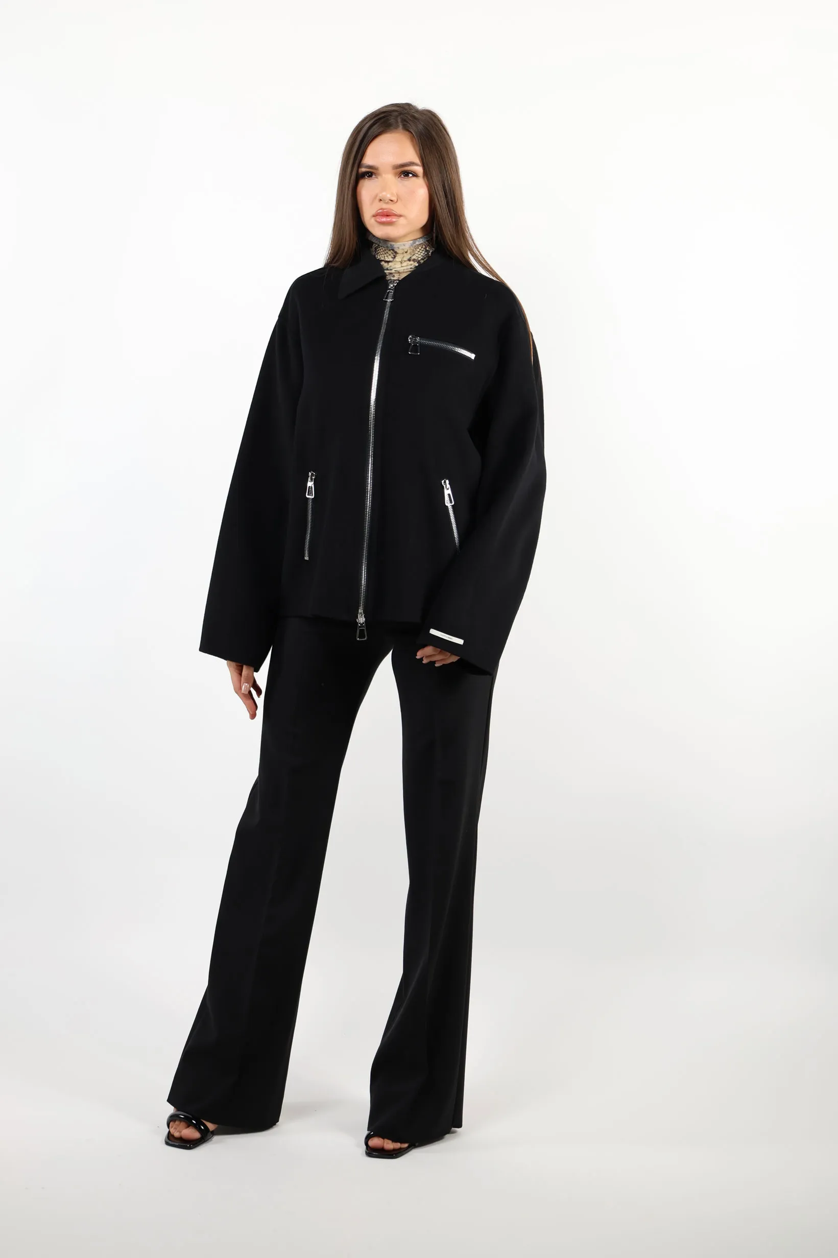 Chaqueta negra con manga ancha y cremalleras plateadas