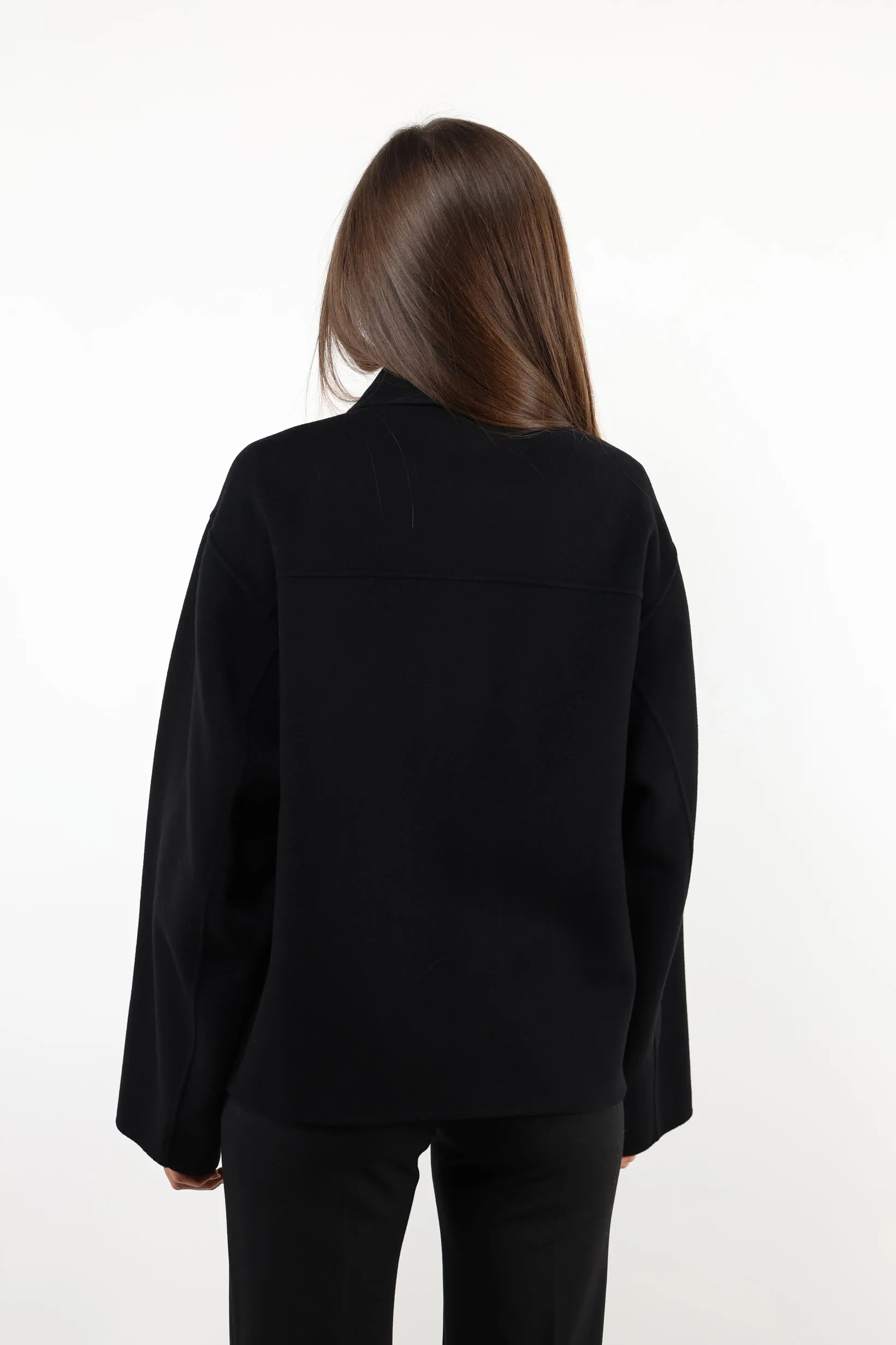 Chaqueta negra con manga ancha y cremalleras plateadas