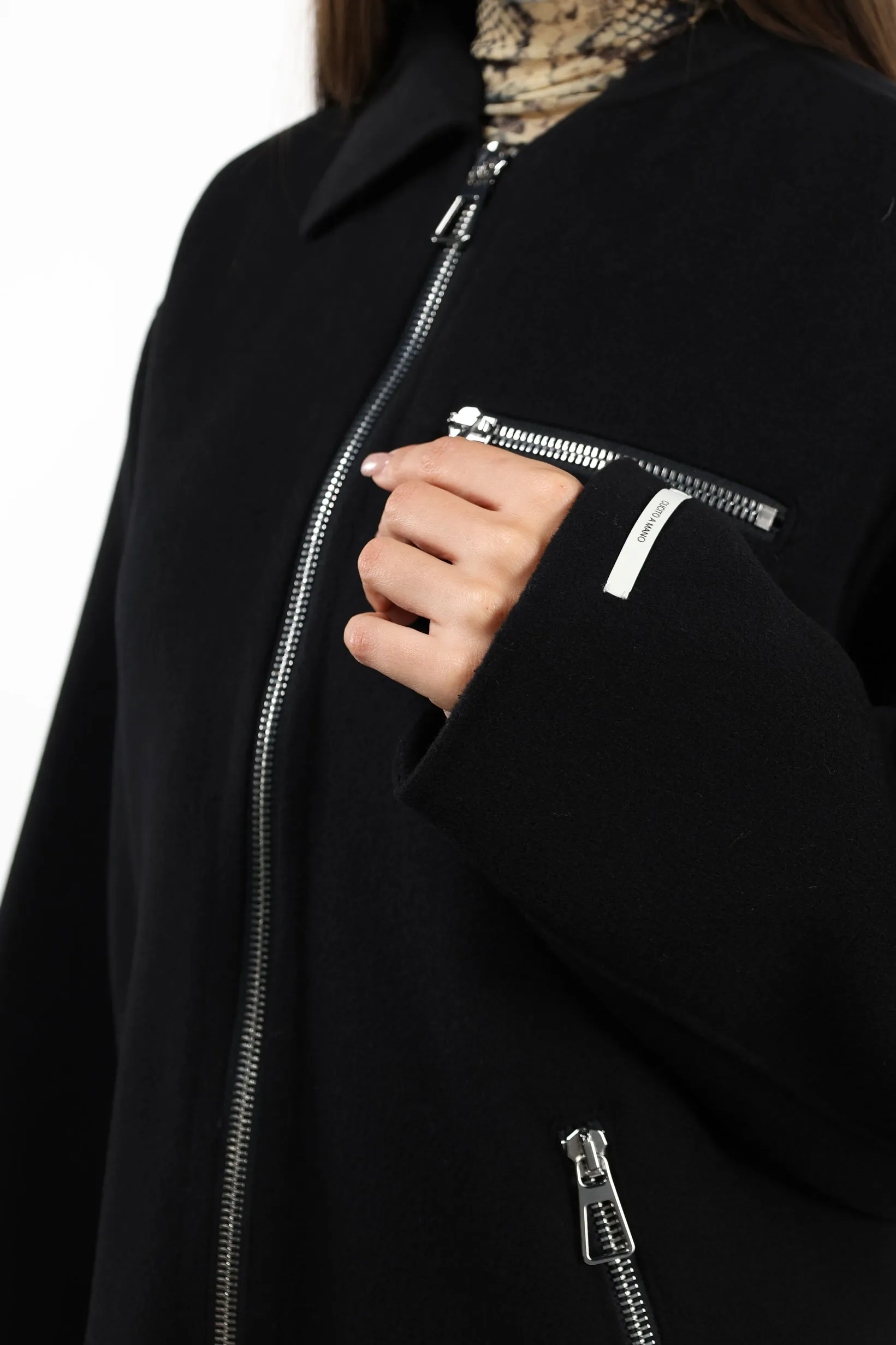 Chaqueta negra con manga ancha y cremalleras plateadas