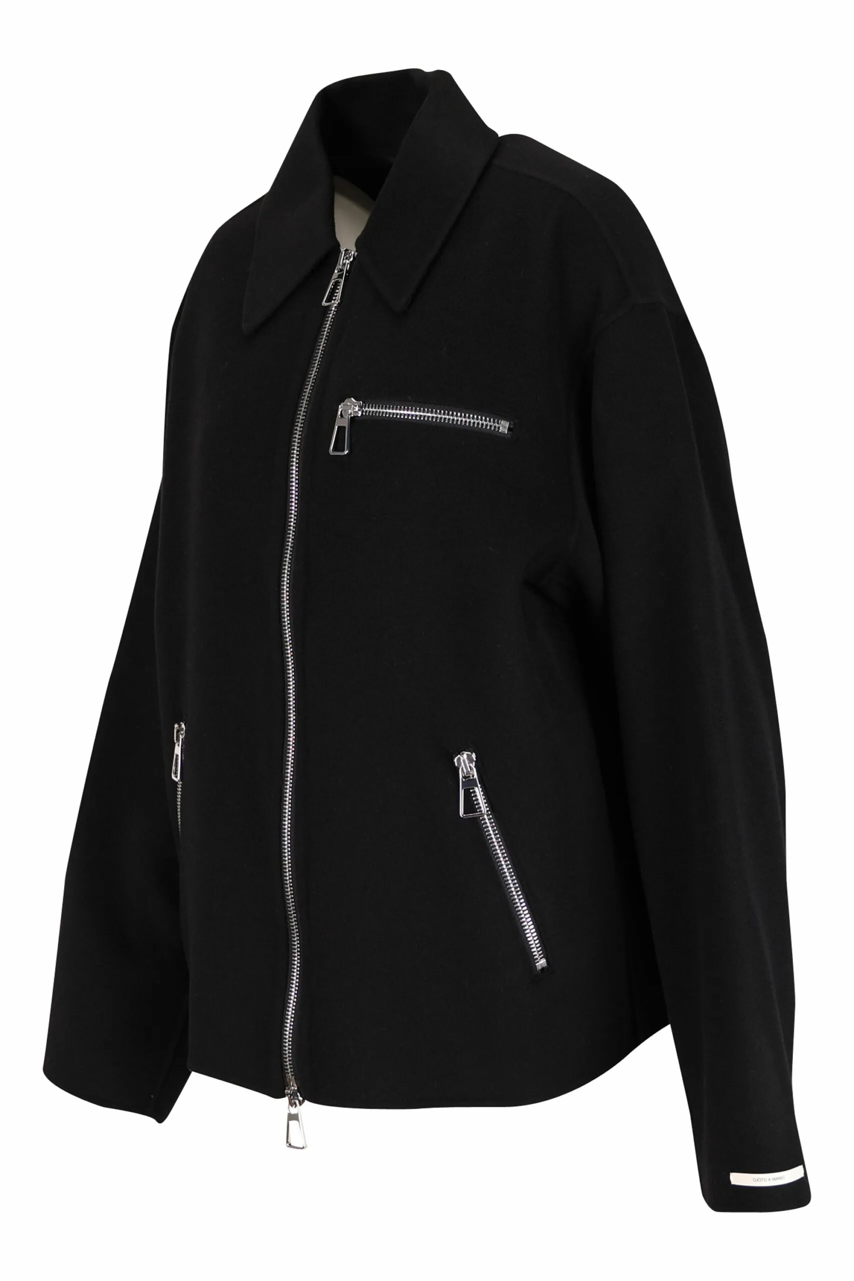 Chaqueta negra con manga ancha y cremalleras plateadas
