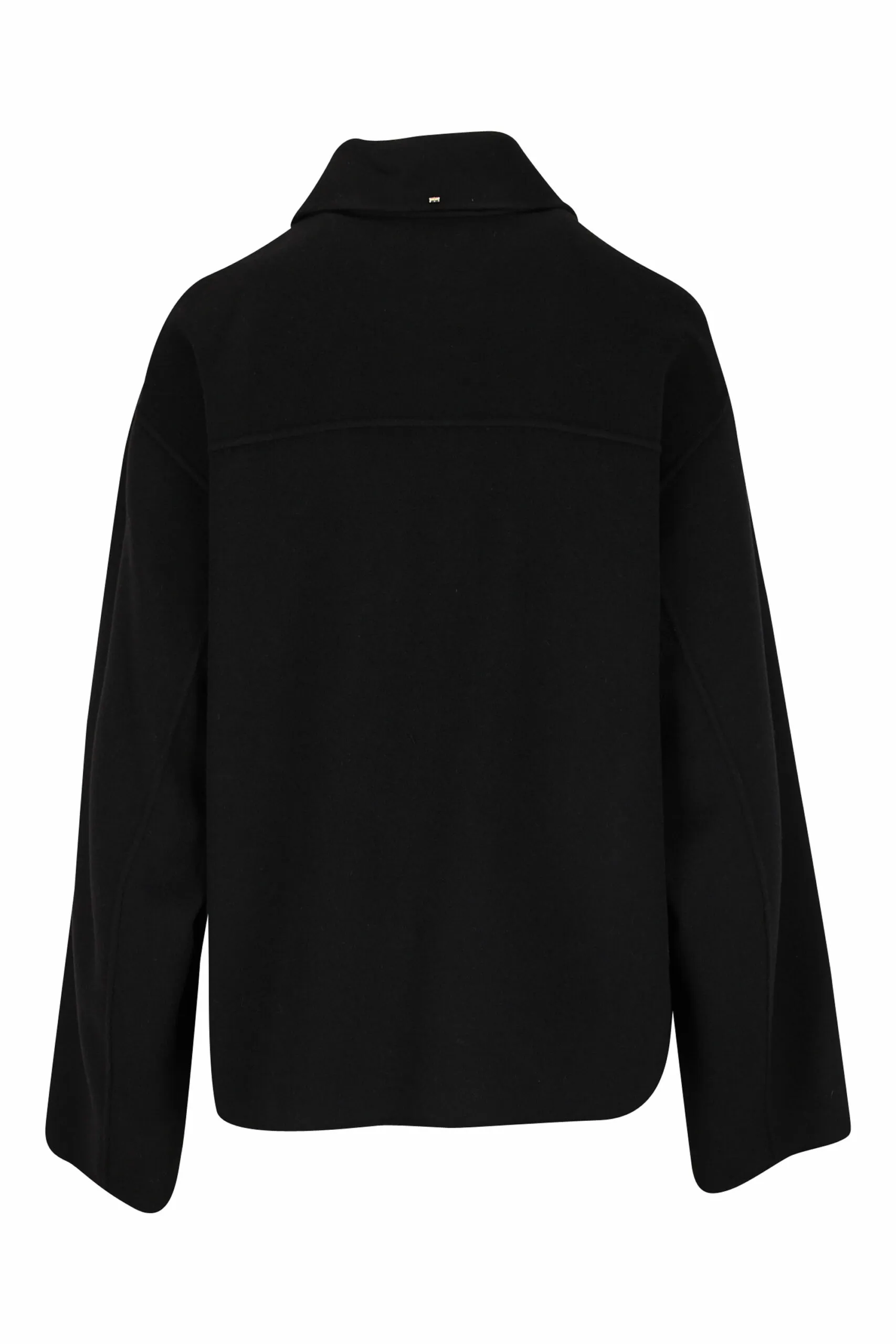 Chaqueta negra con manga ancha y cremalleras plateadas