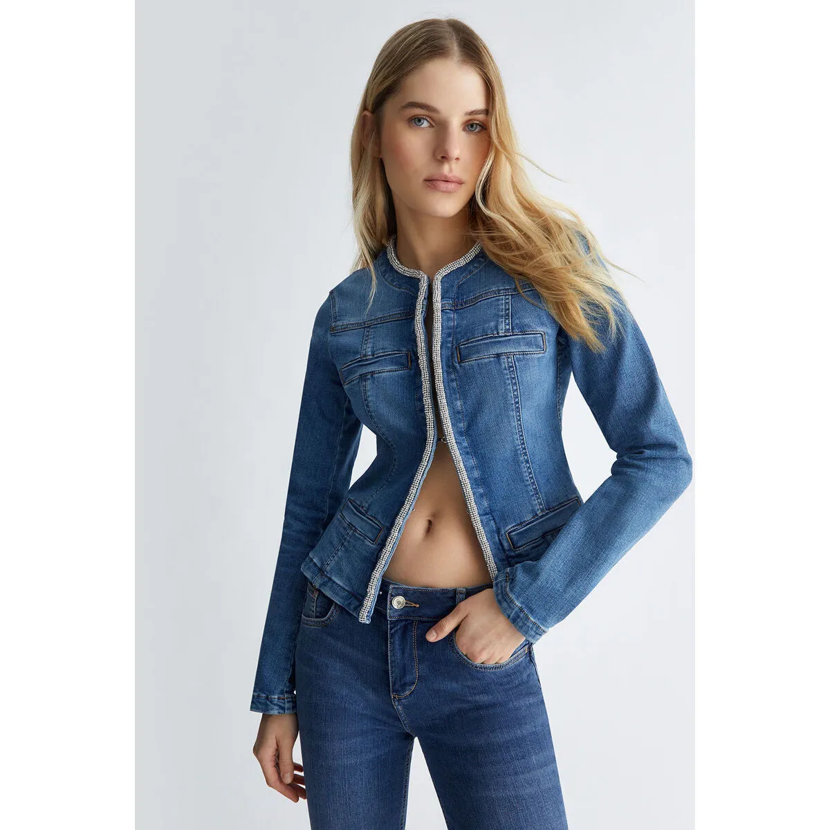 Chaqueta vaquera con strass