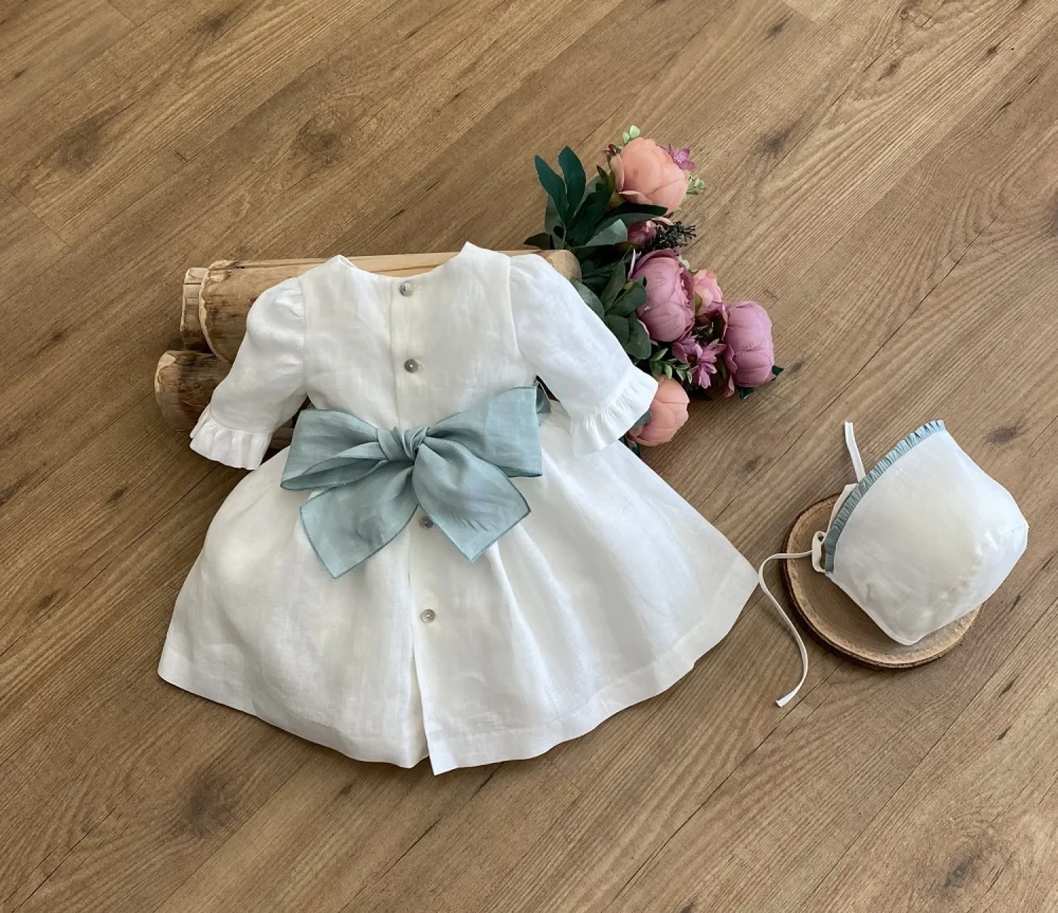 Conjunto bebé niña. Vestido y capota. Tres colores