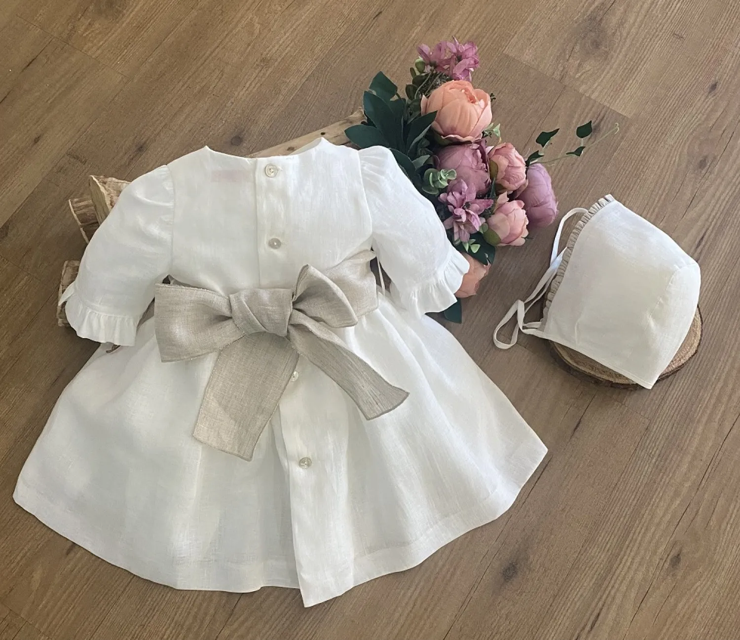 Conjunto bebé niña. Vestido y capota. Tres colores