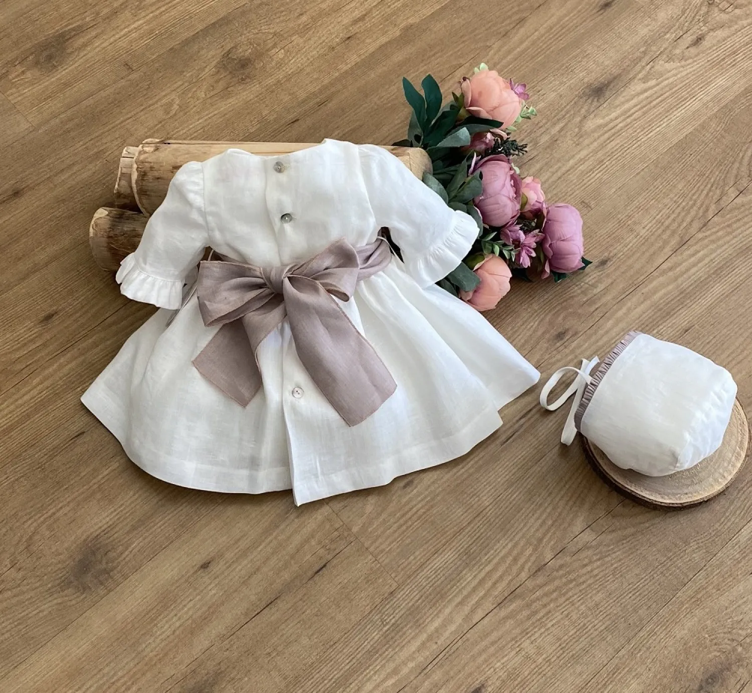 Conjunto bebé niña. Vestido y capota. Tres colores