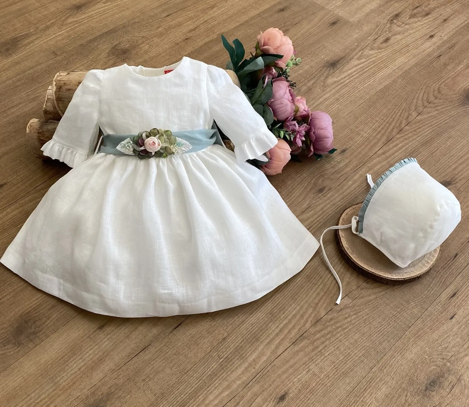 Conjunto bebé niña. Vestido y capota. Tres colores