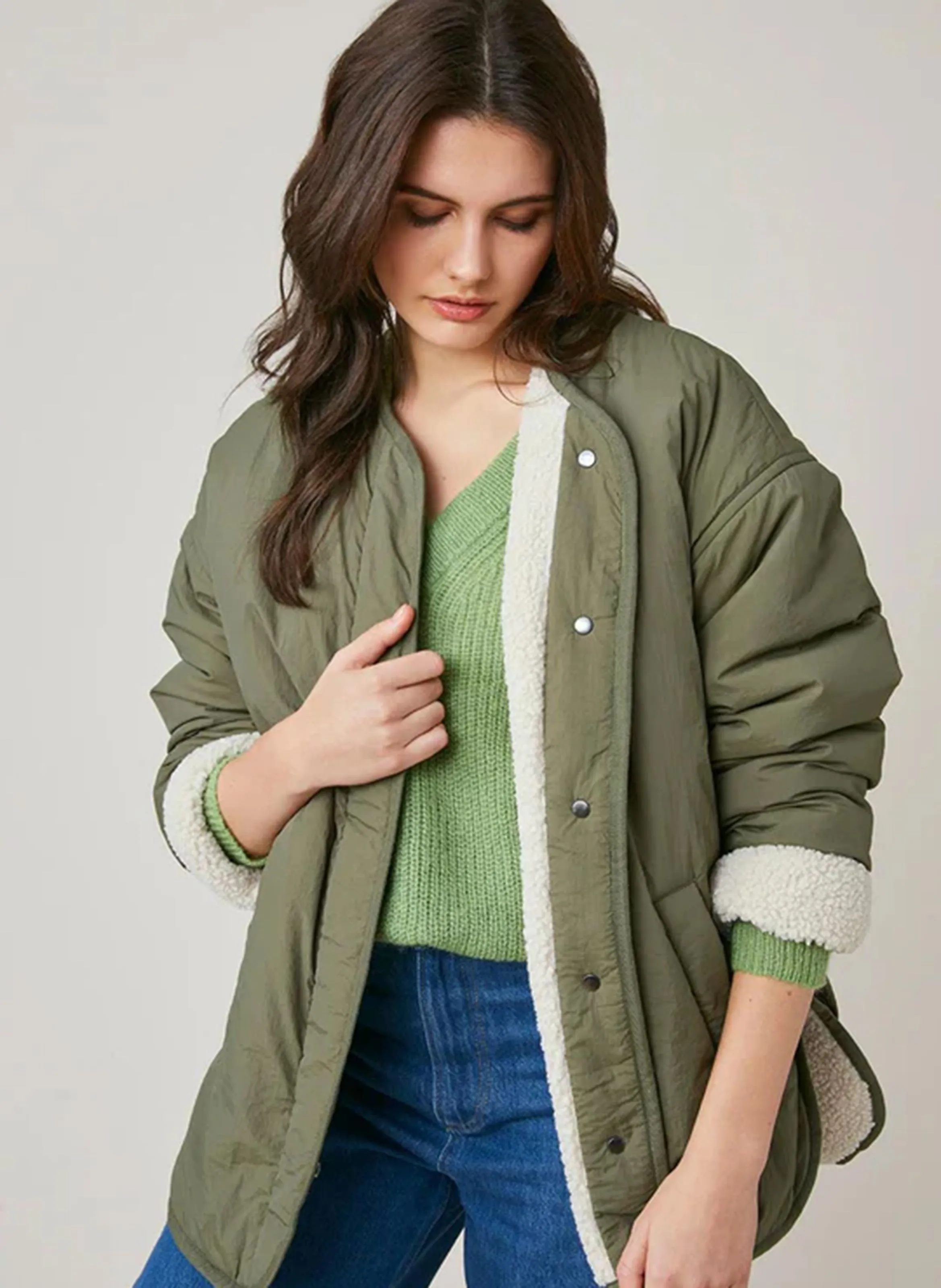 FALLOU  CHAQUETA OVERSIZE REVERSIBLE CON CUELLO EN V EN CAQUI