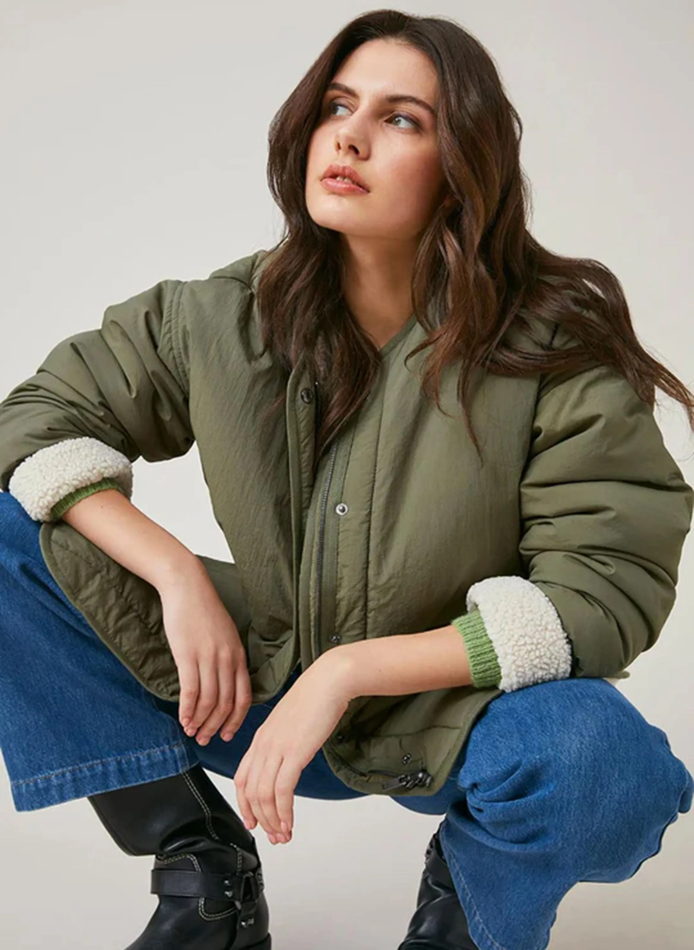FALLOU  CHAQUETA OVERSIZE REVERSIBLE CON CUELLO EN V EN CAQUI