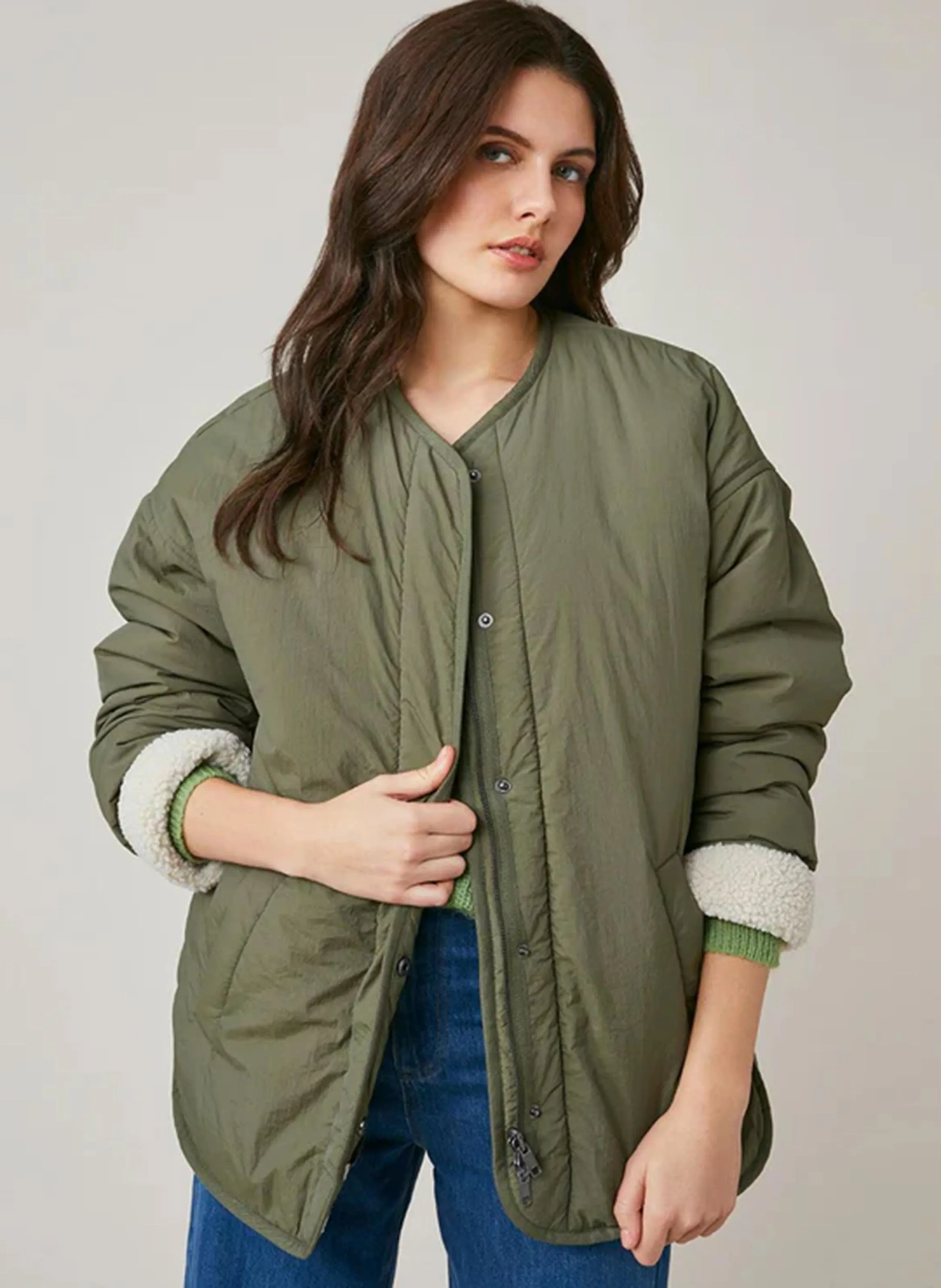 FALLOU  CHAQUETA OVERSIZE REVERSIBLE CON CUELLO EN V EN CAQUI