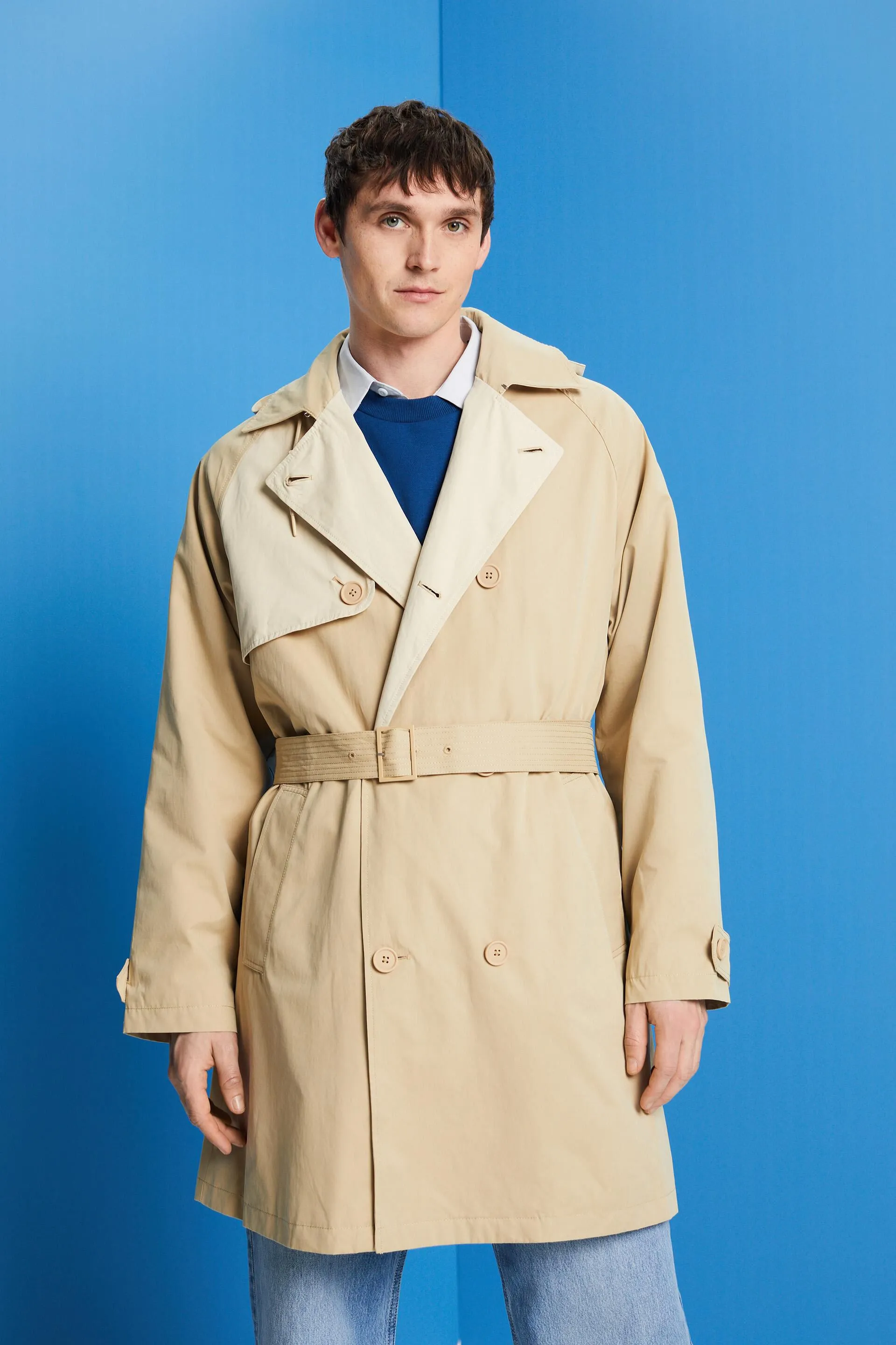 Gabardina corta con capucha